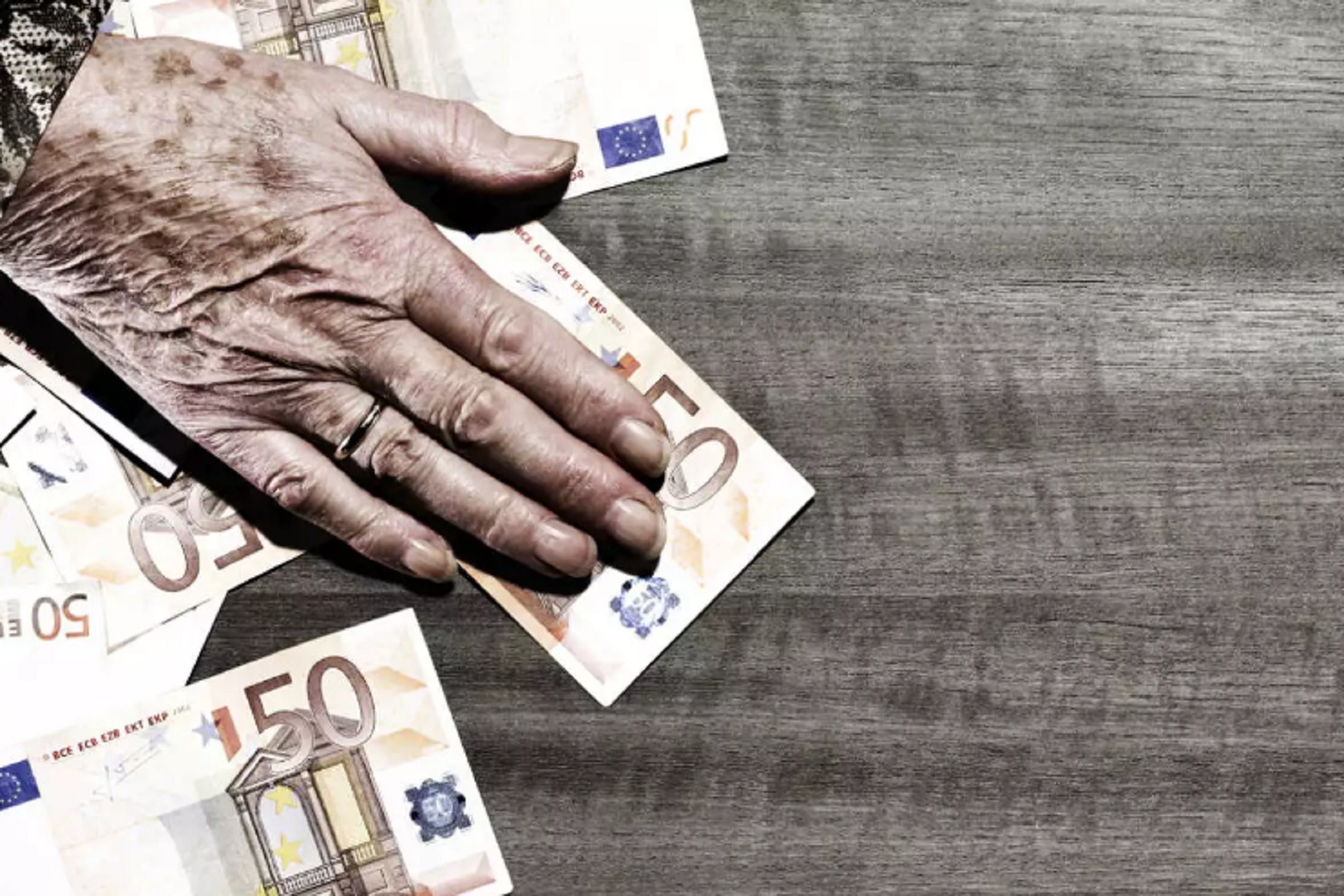 Τηλεφωνική απάτη στην Άρτα: Έδωσε 13.000 ευρώ σε μια γυναίκα που έβλεπε πρώτη φορά