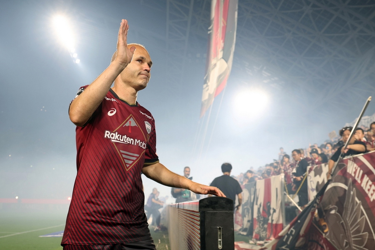 epa10720843 Vissel Kobe's Andres Iniesta of Spain greets fans after a J1 League soccer match between Vissel Kobe and Consadole Sapporo in Kobe, western Japan, 01 July 2023. Andres Iniesta played his last match for Vissel Kobe in the J-League first division in Kobe.  EPA