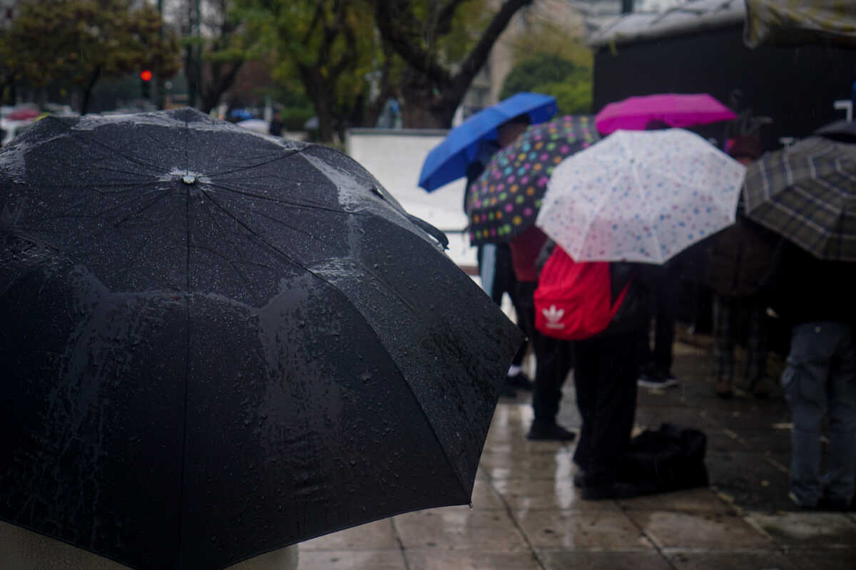 Στιγμιότυπο από το κέντρο της Αθήνας κατά την διάρκεια βροχόπτωσης, Παρασκευή 12 Ιανουαρίου 2024. 
(ΓΙΩΡΓΟΣ ΚΟΝΤΑΡΙΝΗΣ
