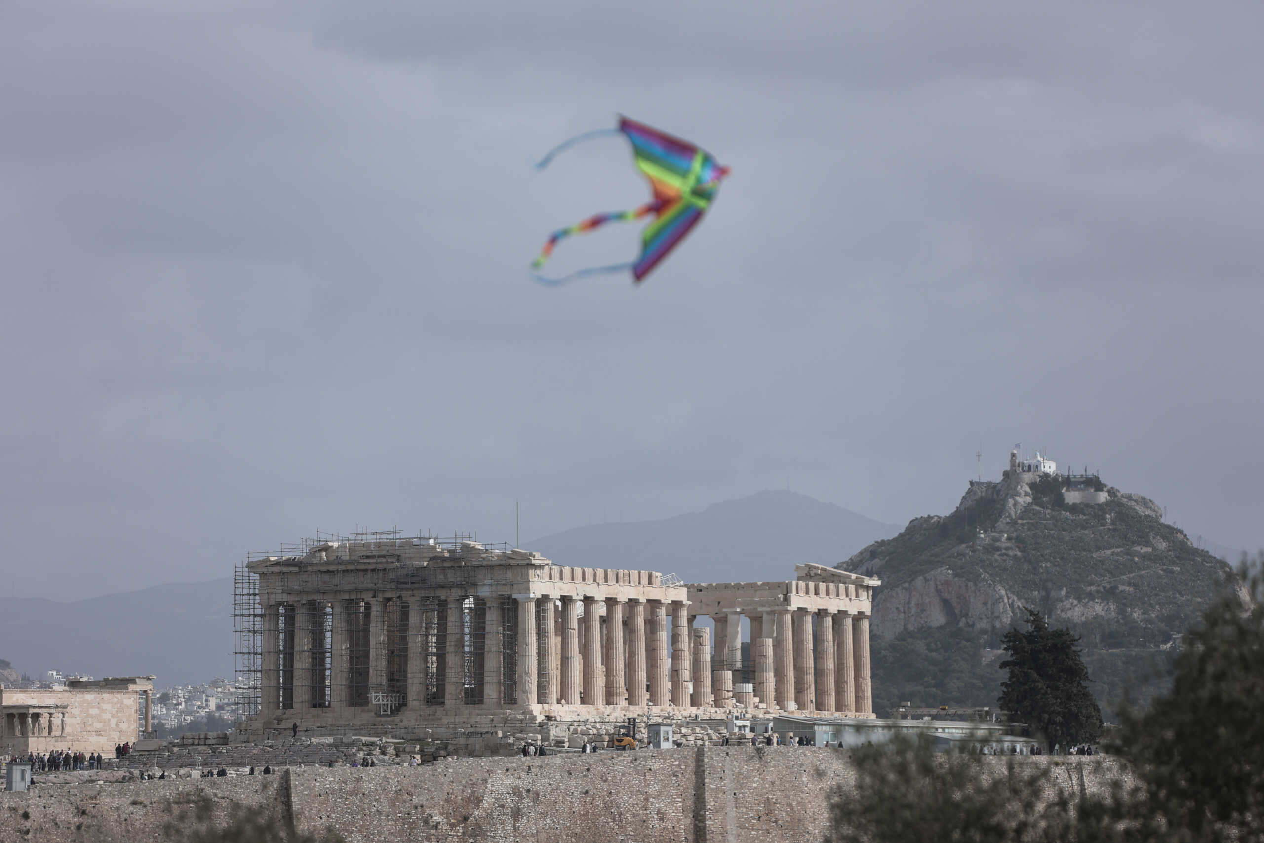 Κούλουμα στον λόφο του Φιλοπάππου από τον δήμο Αθηναίων, Καθαρή Δευτέρα 27 Φεβρουαρίου 2023.
(ΒΑΣΙΛΗΣ ΡΕΜΠΑΠΗΣ