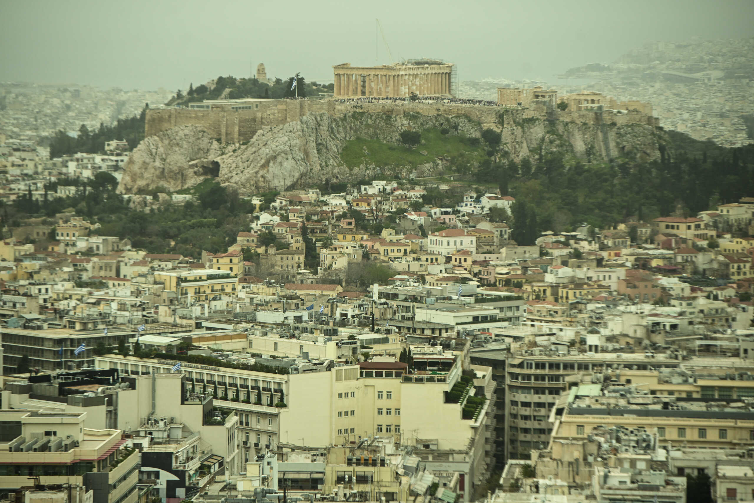 Στιγμιότυπο από την Αθήνα, Πέμπτη 28 Μαρτίου 2024. Σκόνη που μεταφέρθηκε, λόγω μετεωρολογικών συνθηκών από την βόρεια Αφρική σκέπασε την ατμόσφαιρα πάνω από την Αττική. 
(ΚΩΣΤΑΣ ΤΖΟΥΜΑΣ