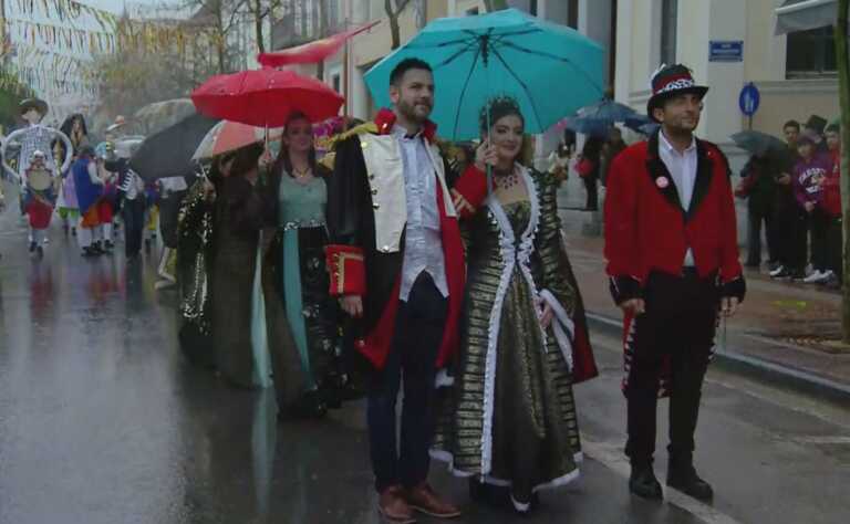 Καρναβάλι με δυνατή βροχή στην Καλαμάτα που «βραχυκύλωσε» το σόου που ετοίμαζε ο Τόνι Σφήνος
