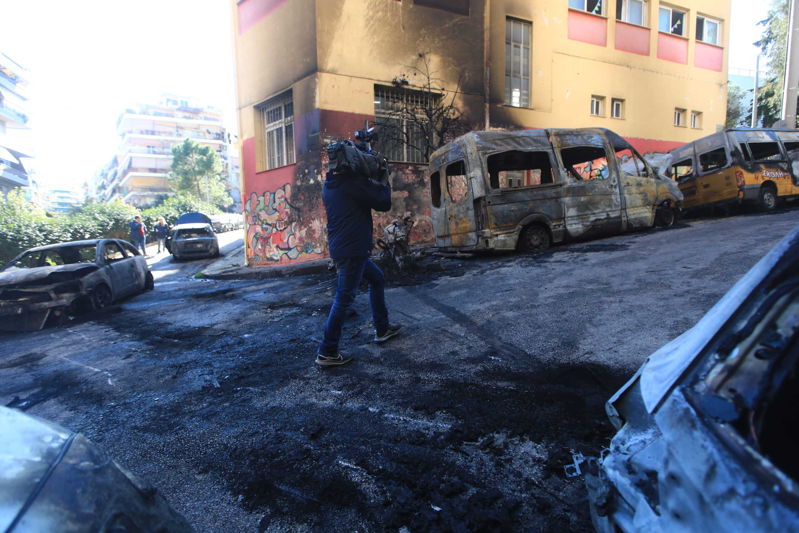 Πυρκαγιά σε πέντε σχολικά λεωφορεία, τρία ΙΧ αυτοκίνητα και τρεις μοτοσυκλέτες που ήταν σταθμευμένα επί της οδού Ταξίλου, στου Ζωγράφου, Πέμπτη 14 Μαρτίου 2024. 
(ΓΙΑΝΝΗΣ ΠΑΝΑΓΟΠΟΥΛΟΣ