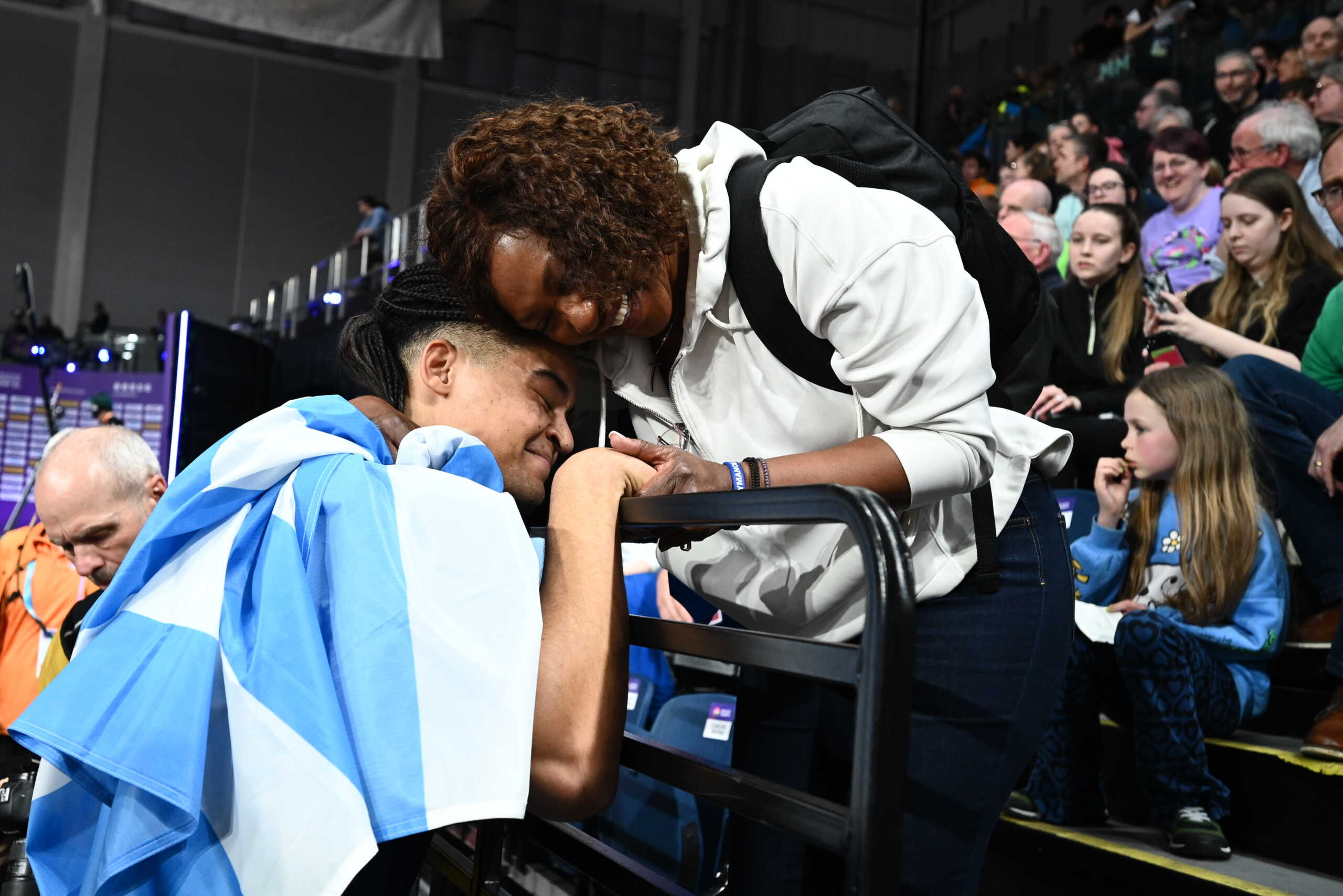 Εμμανουήλ Καραλής: Η συγκινητική αγκαλιά του με τη μητέρα του μετά το χάλκινο μετάλλιο στο παγκόσμιο