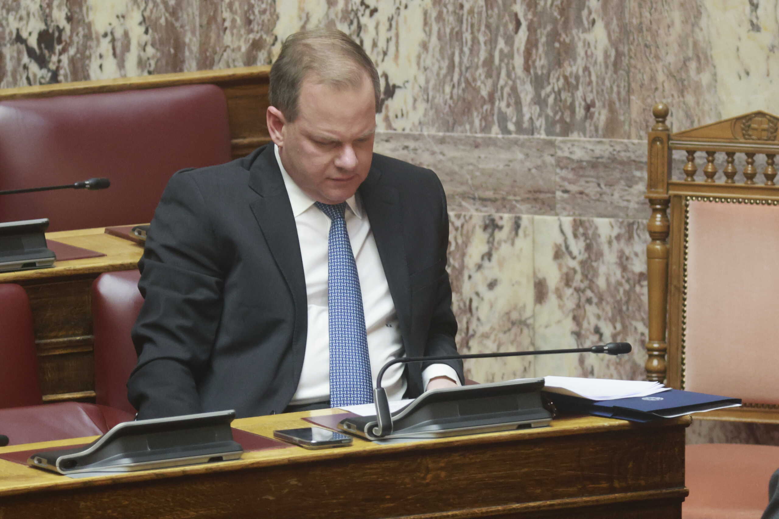 Δεύτερη ημέρα της συζήτησης στην Ολομέλεια της Βουλής της πρότασης δυσπιστίας στην κυβέρνηση που κατέθεσε ο πρόεδρος του ΠΑΣΟΚ-Κινήματος Αλλαγής Νίκος Ανδρουλάκης, με αφορμή το δημοσίευμα του "Βήματος της Κυριακής" για αλλοίωση των διαλόγων του σταθμάρχη της Λάρισας με τους μηχανοδηγούς το βράδυ της 28ης Φεβρουαρίου 2023, όταν και συνέβη η πολύνεκρη σύγκρουση αμαξοστοιχιών στα Τέμπη, Τετάρτη 27 Μαρτίου 2024. Την πρόταση δυσπιστίας του ΠΑΣΟΚ-Κινήματος Αλλαγής στηρίζουν ΣΥΡΙΖΑ-Προοδευτική Συμμαχία, ΚΚΕ, Νέα Αριστερά, Ελληνική Λύση και Πλεύση Ελευθερίας.  
(ΓΙΩΡΓΟΣ ΚΟΝΤΑΡΙΝΗΣ