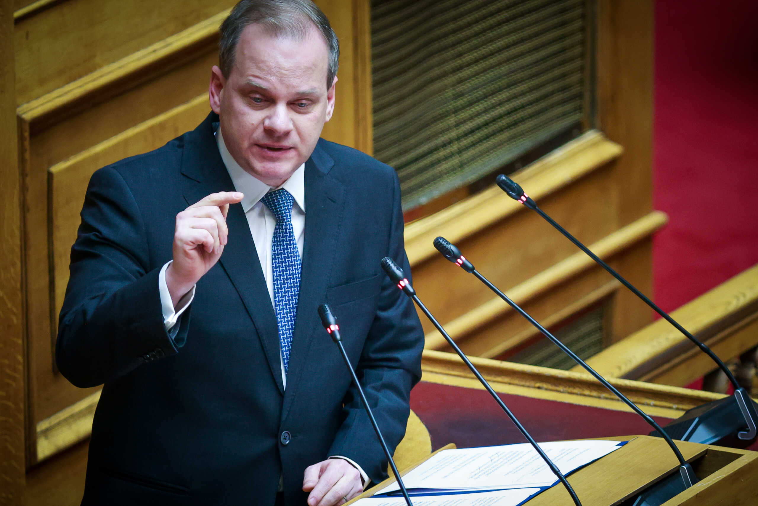 Δεύτερη ημέρα της συζήτησης στην Ολομέλεια της Βουλής της πρότασης δυσπιστίας στην κυβέρνηση που κατέθεσε ο πρόεδρος του ΠΑΣΟΚ-Κινήματος Αλλαγής Νίκος Ανδρουλάκης, με αφορμή το δημοσίευμα του "Βήματος της Κυριακής" για αλλοίωση των διαλόγων του σταθμάρχη της Λάρισας με τους μηχανοδηγούς το βράδυ της 28ης Φεβρουαρίου 2023, όταν και συνέβη η πολύνεκρη σύγκρουση αμαξοστοιχιών στα Τέμπη, Τετάρτη 27 Μαρτίου 2024. Την πρόταση δυσπιστίας του ΠΑΣΟΚ-Κινήματος Αλλαγής στηρίζουν ΣΥΡΙΖΑ-Προοδευτική Συμμαχία, ΚΚΕ, Νέα Αριστερά, Ελληνική Λύση και Πλεύση Ελευθερίας.  
(ΓΙΩΡΓΟΣ ΚΟΝΤΑΡΙΝΗΣ