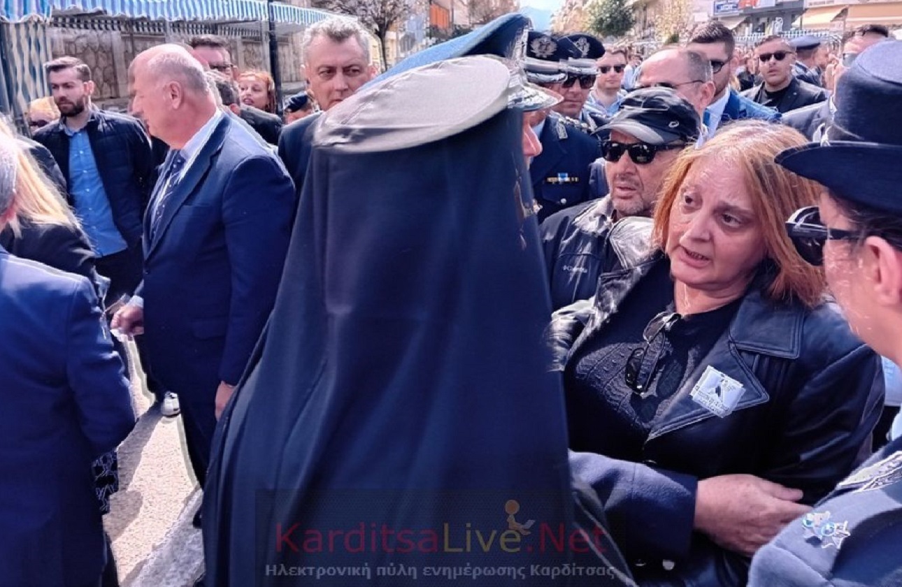 Παρέλαση 25ης Μαρτίου στην Καρδίτσα: Δικαιοσύνη ζήτησαν οι γονείς του Βάιου Βλάχου που χάθηκε στα Τέμπη