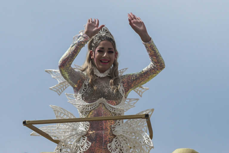 Πατρινό καρναβάλι με χορό, τραγούδι και σάτιρα - Η σύνοψη της παρέλασης στην Πάτρα μέσα από εικόνες