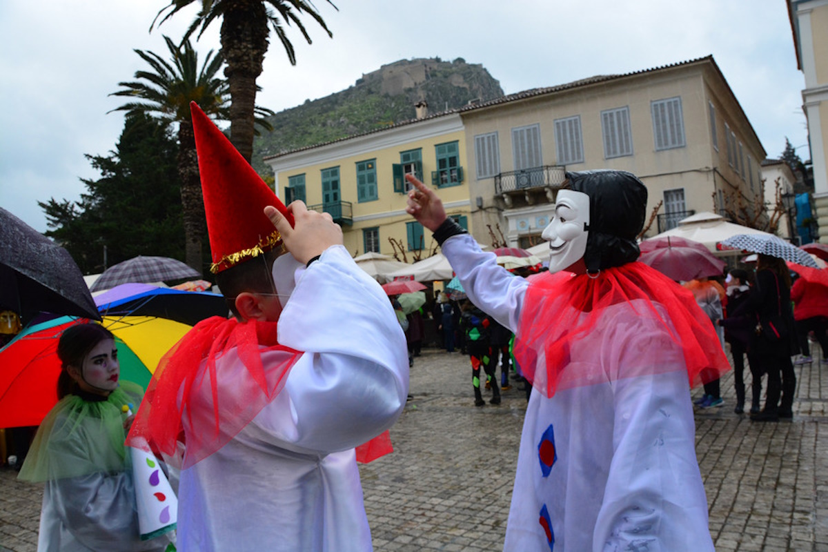 Σε αποκριάτικο ρυθμό όλη η Ελλάδα – Οι βροχές δεν φοβίζουν τους καρναβαλιστές, ο καιρός τις επόμενες ώρες