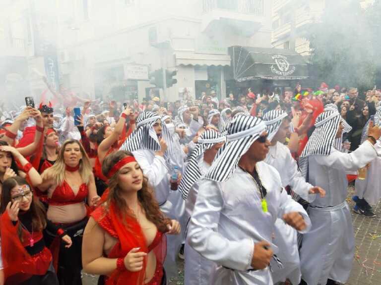 Εικόνες από το καρναβάλι στο Ρέθυμνο με χιλιάδες άτομα να ξεφαντώνουν στη μεγάλη παρέλαση