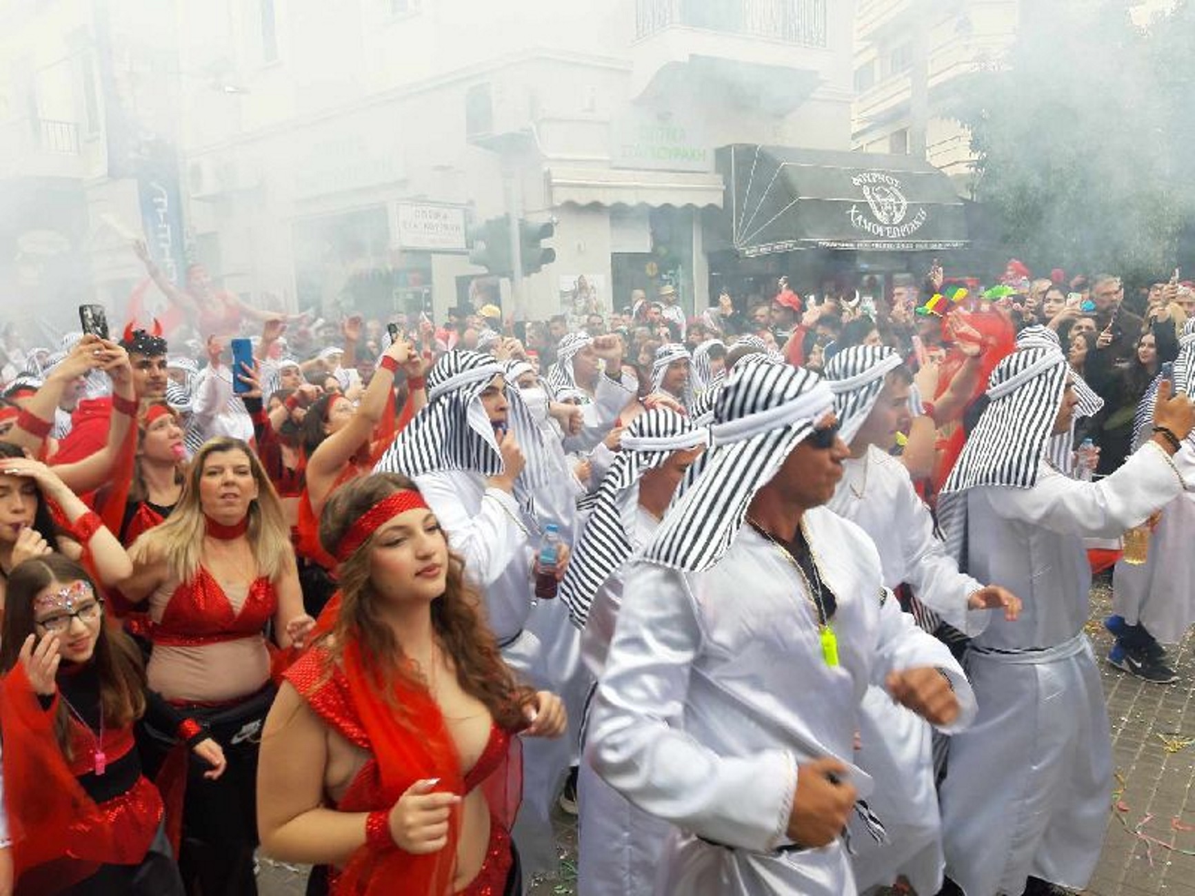 Ρέθυμνο: Καρναβάλι και ξεφάντωμα στην παρέλαση για χιλιάδες καρναβαλιστές