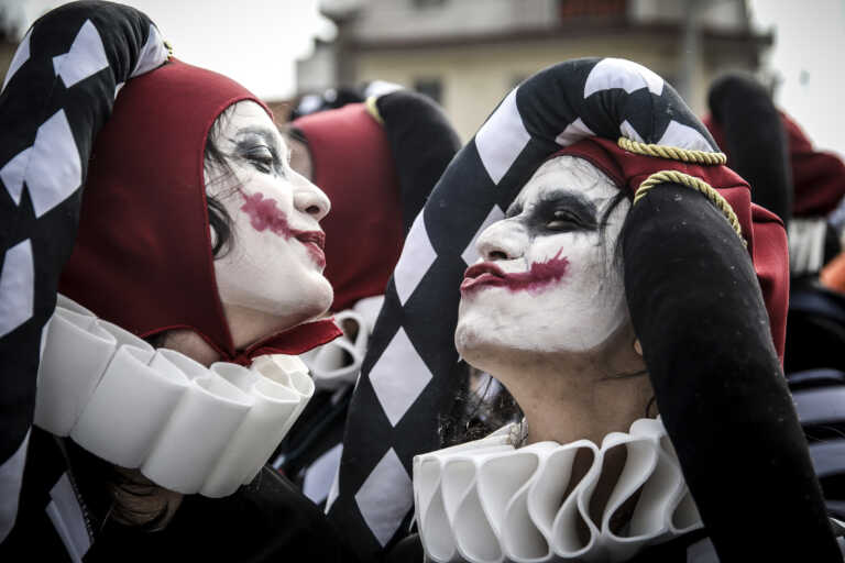 Εντυπωσιακές στολές στο καρναβάλι του Κατσικά Ιωαννίνων - Παρέλαση με χιλιάδες ντόπιους και επισκέπτες