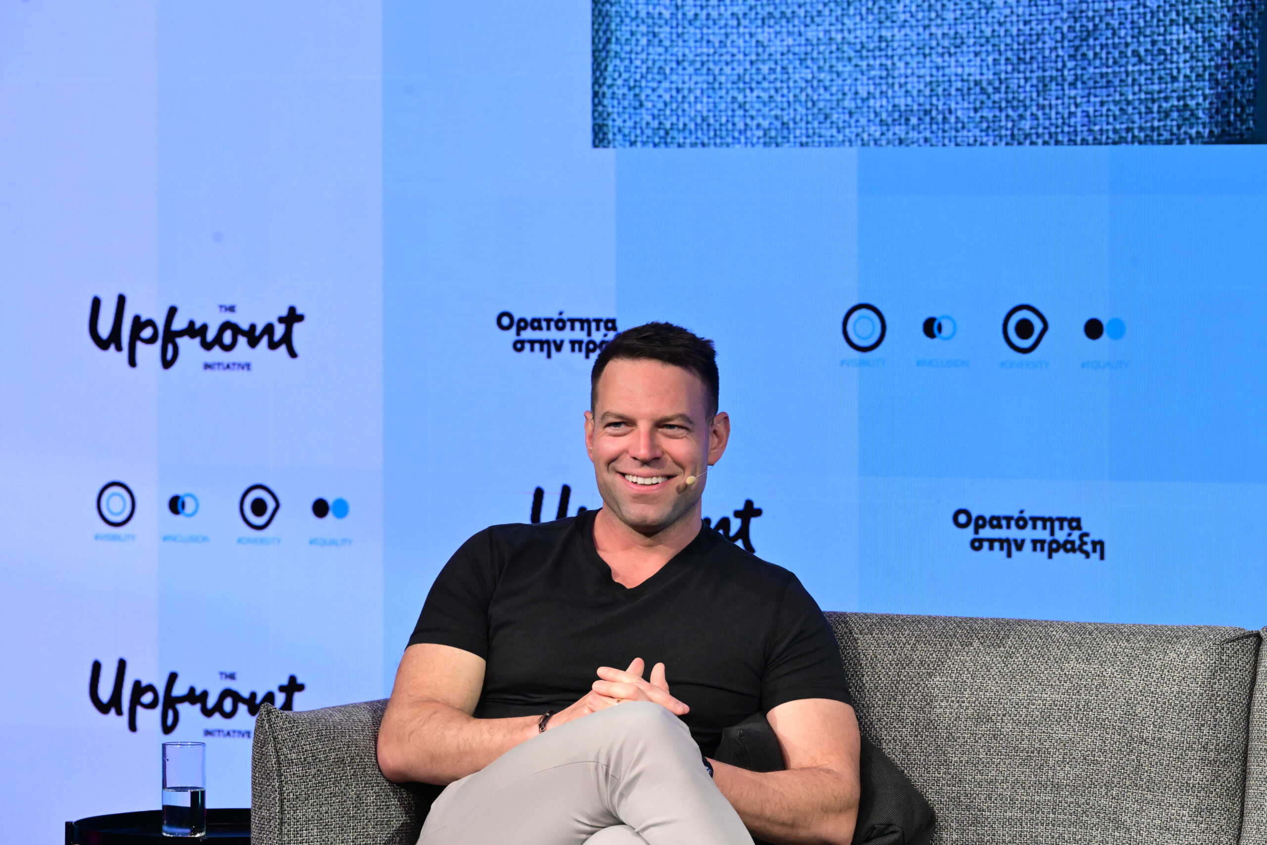 Τρίτο συνέδριο της πρωτοβουλίας "The Upfront Initiative" που υποστηρίζει και προωθεί την ισότητα, τη συμπερίληψη, την ποικιλομορφία και την ορατότητα στον εργασιακό χώρο, στο Ωδείο Αθηνών, Πέμπτη 14 Μαρτίου 2024. Στην εκδήλωση συμμετείχαν ο Πρωθυπουργός, Κυριάκος Μητσοτάκης, ο πρόεδρος του ΣΥΡΙΖΑ-ΠΣ Στέφανος Κασσελάκης, η υπουργός Εργασίας και Κοινωνικής Ασφάλισης Δόμνα Μιχαηλίδου, η υπουργός Κοινωνικής Συνοχής και Οικογένειας Σοφία Ζαχαράκη, ο σεναριογράφος, Σσκηνοθέτης, ηθοποιός Γιώργος Καπουτζίδης, η παρουσιάστρια Ναταλία Γερμανού, ο ηθοποιός, παρουσιαστής, επιχειρηματίας Φώτης Σεργουλόπουλος, η καλλιτέχνιδα Ελένη Φουρέιρα και δημοσιογράφος Ράνια Τζίμα. 
(ΤΑΤΙΑΝΑ ΜΠΟΛΑΡΗ