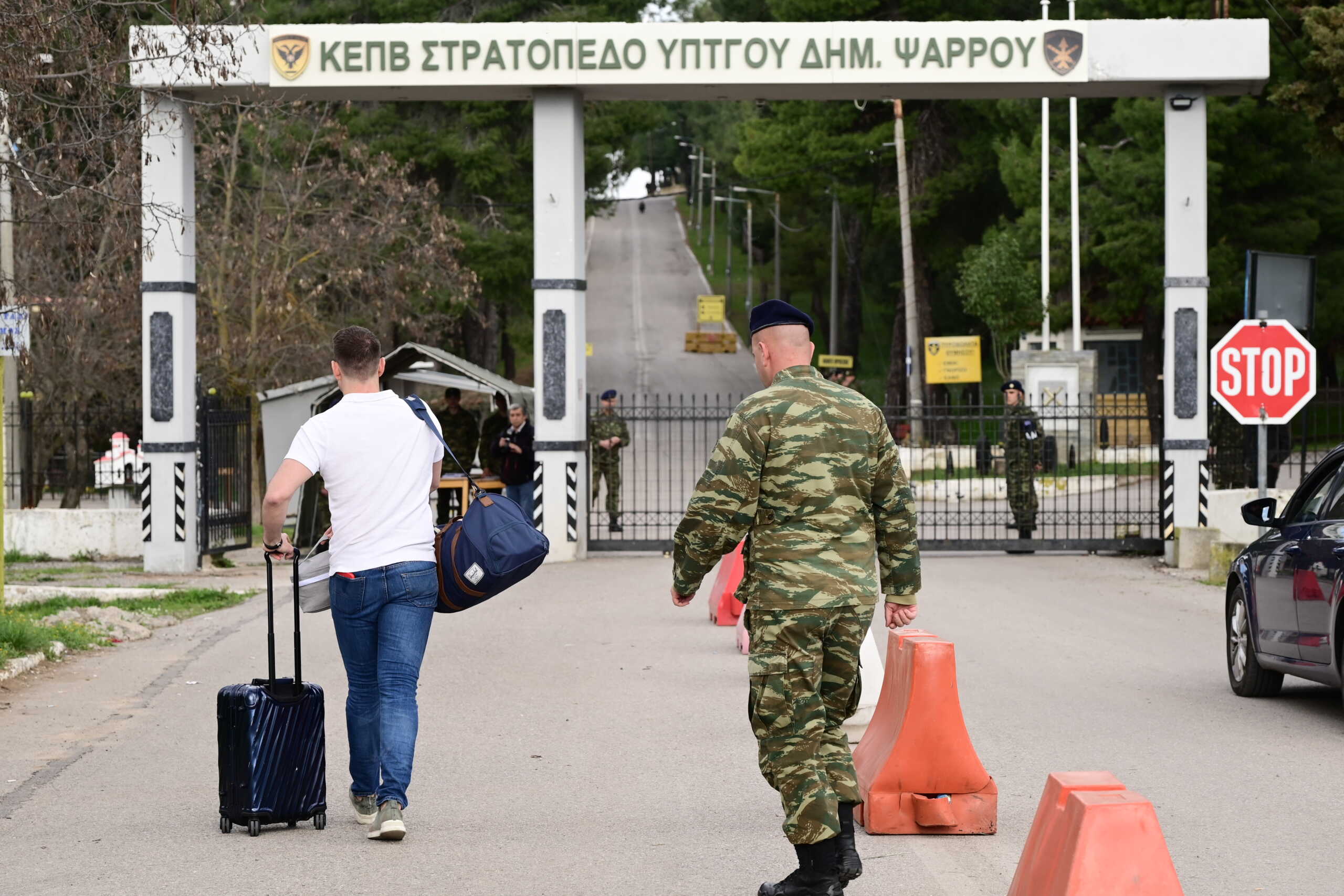 Στο Κέντρο Εκπαίδευσης Πυροβολικού (ΚΕΠΒ) Θήβας παρουσιάστηκε ο πρόεδρος του ΣΥΡΙΖΑ - Προοδευτική Συμμαχία Στέφανος Κασσελάκης για να εκπληρώσει την στρατιωτική του θητεία, Παρασκευή 15 Μαρτίου 2024. Ο Στέφανος Κασσελάκης υπηρέτησε στον ελληνικό στρατό ως απόδημος και η στρατιωτική του θητεία είχε  διάρκεια 20 ημερών και συμπεριλάμβανε τις βασικές γνώσεις ενός στρατιώτη.
(ΜΙΧΑΛΗΣ ΚΑΡΑΓΙΑΝΝΗΣ
