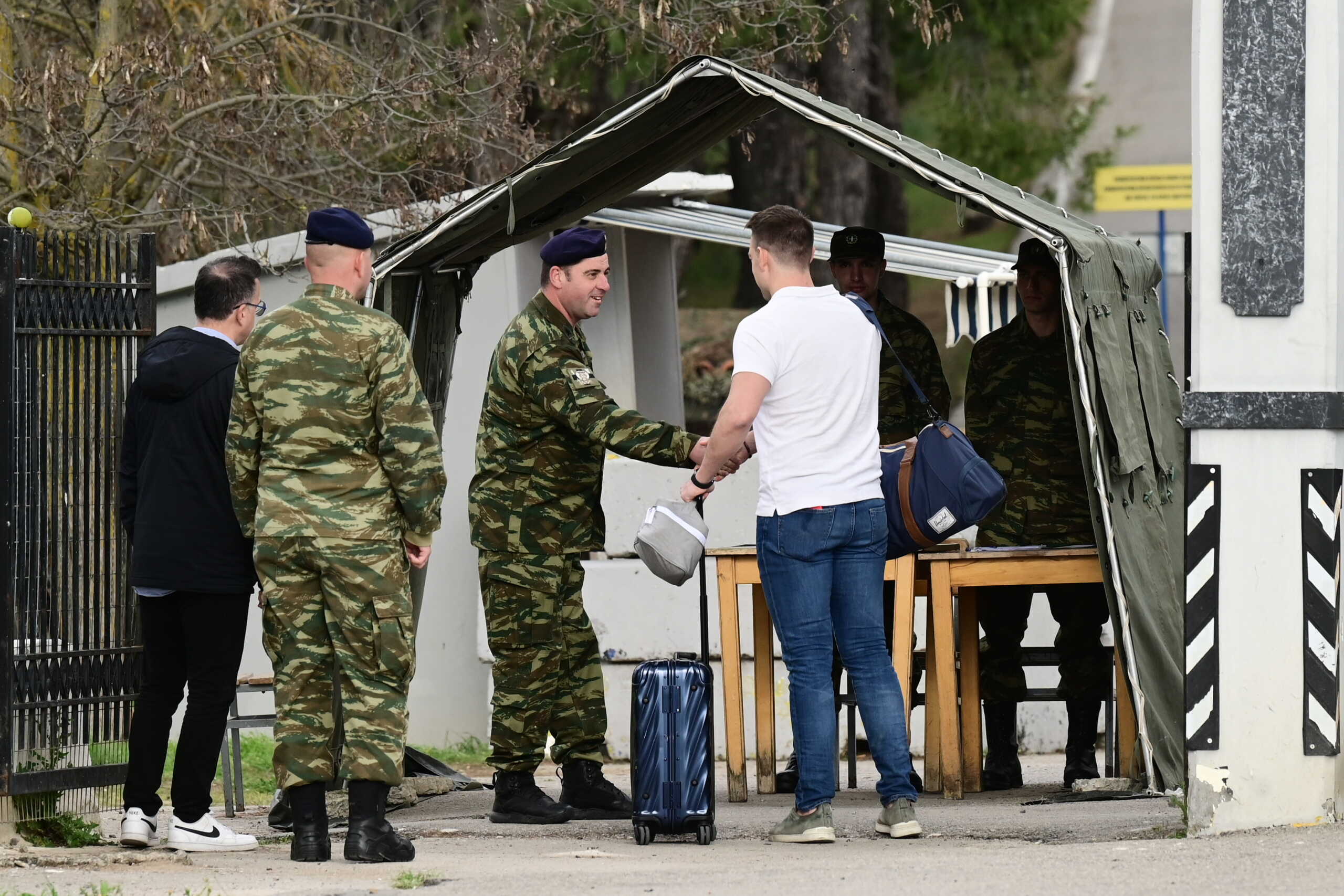 Στο Κέντρο Εκπαίδευσης Πυροβολικού (ΚΕΠΒ) Θήβας παρουσιάστηκε ο πρόεδρος του ΣΥΡΙΖΑ - Προοδευτική Συμμαχία Στέφανος Κασσελάκης για να εκπληρώσει την στρατιωτική του θητεία, Παρασκευή 15 Μαρτίου 2024. Ο Στέφανος Κασσελάκης υπηρέτησε στον ελληνικό στρατό ως απόδημος και η στρατιωτική του θητεία είχε  διάρκεια 20 ημερών και συμπεριλάμβανε τις βασικές γνώσεις ενός στρατιώτη.
(ΜΙΧΑΛΗΣ ΚΑΡΑΓΙΑΝΝΗΣ