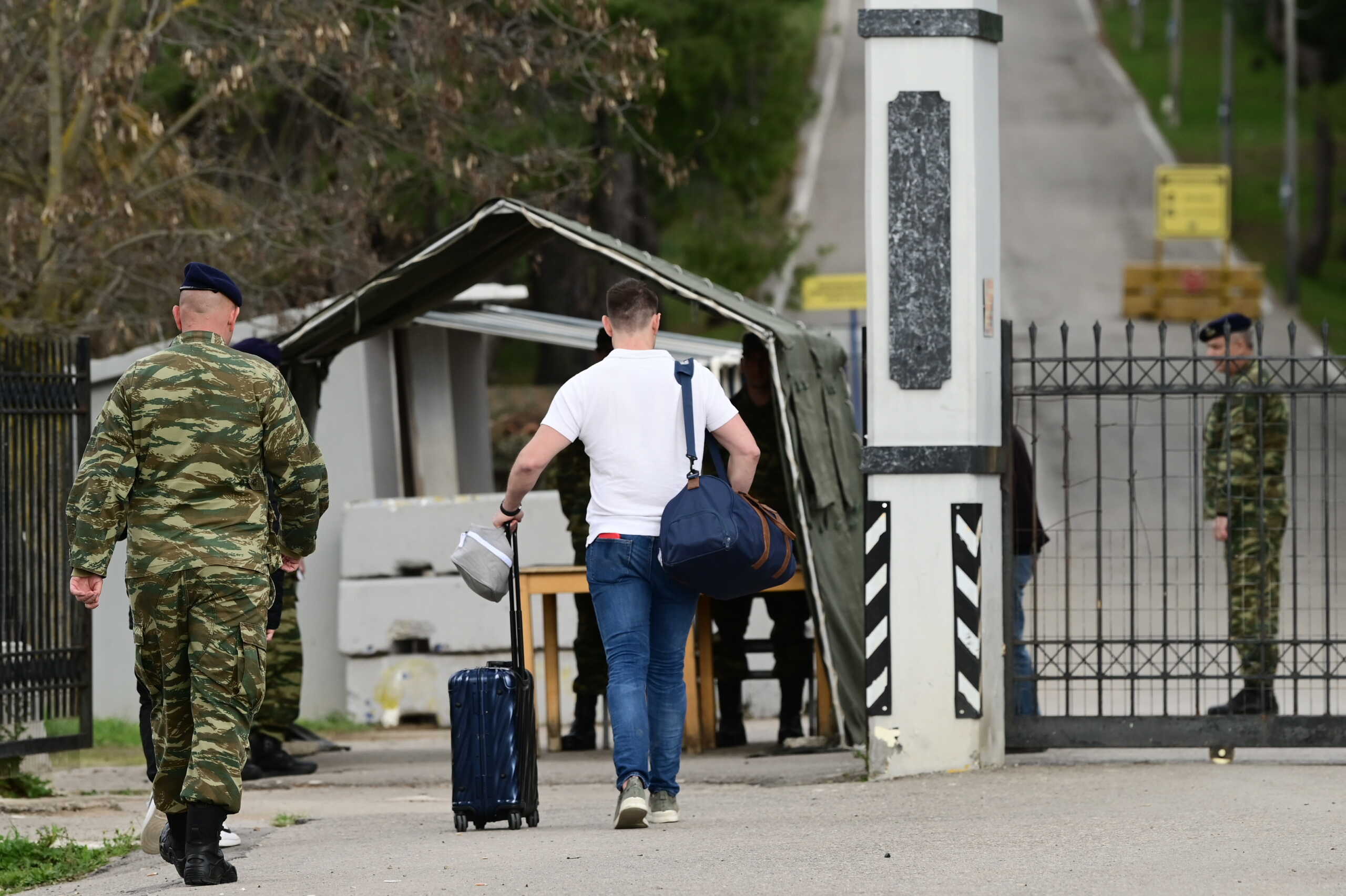 Στο Κέντρο Εκπαίδευσης Πυροβολικού (ΚΕΠΒ) Θήβας παρουσιάστηκε ο πρόεδρος του ΣΥΡΙΖΑ - Προοδευτική Συμμαχία Στέφανος Κασσελάκης για να εκπληρώσει την στρατιωτική του θητεία, Παρασκευή 15 Μαρτίου 2024. Ο Στέφανος Κασσελάκης υπηρέτησε στον ελληνικό στρατό ως απόδημος και η στρατιωτική του θητεία είχε  διάρκεια 20 ημερών και συμπεριλάμβανε τις βασικές γνώσεις ενός στρατιώτη.
(ΜΙΧΑΛΗΣ ΚΑΡΑΓΙΑΝΝΗΣ