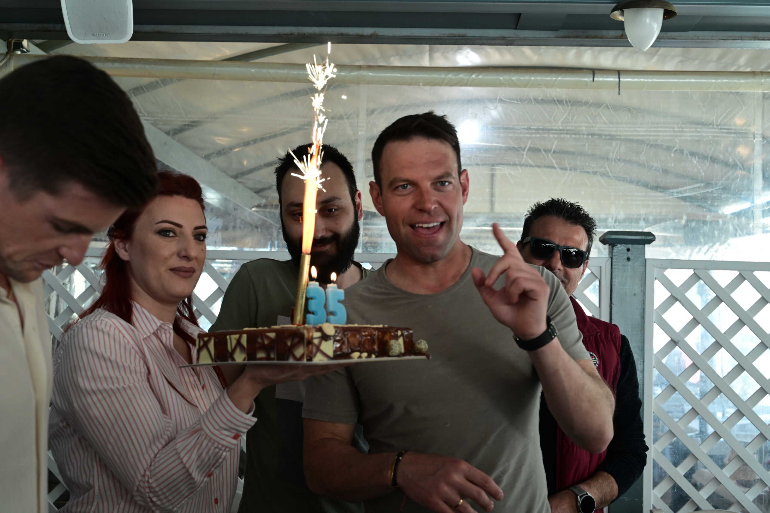 Στέφανος Κασσελάκης: Η τούρτα έκπληξη για τα γενέθλιά του είχε κεράκια με λάθος νούμερο – «Συν ένα παιδιά»