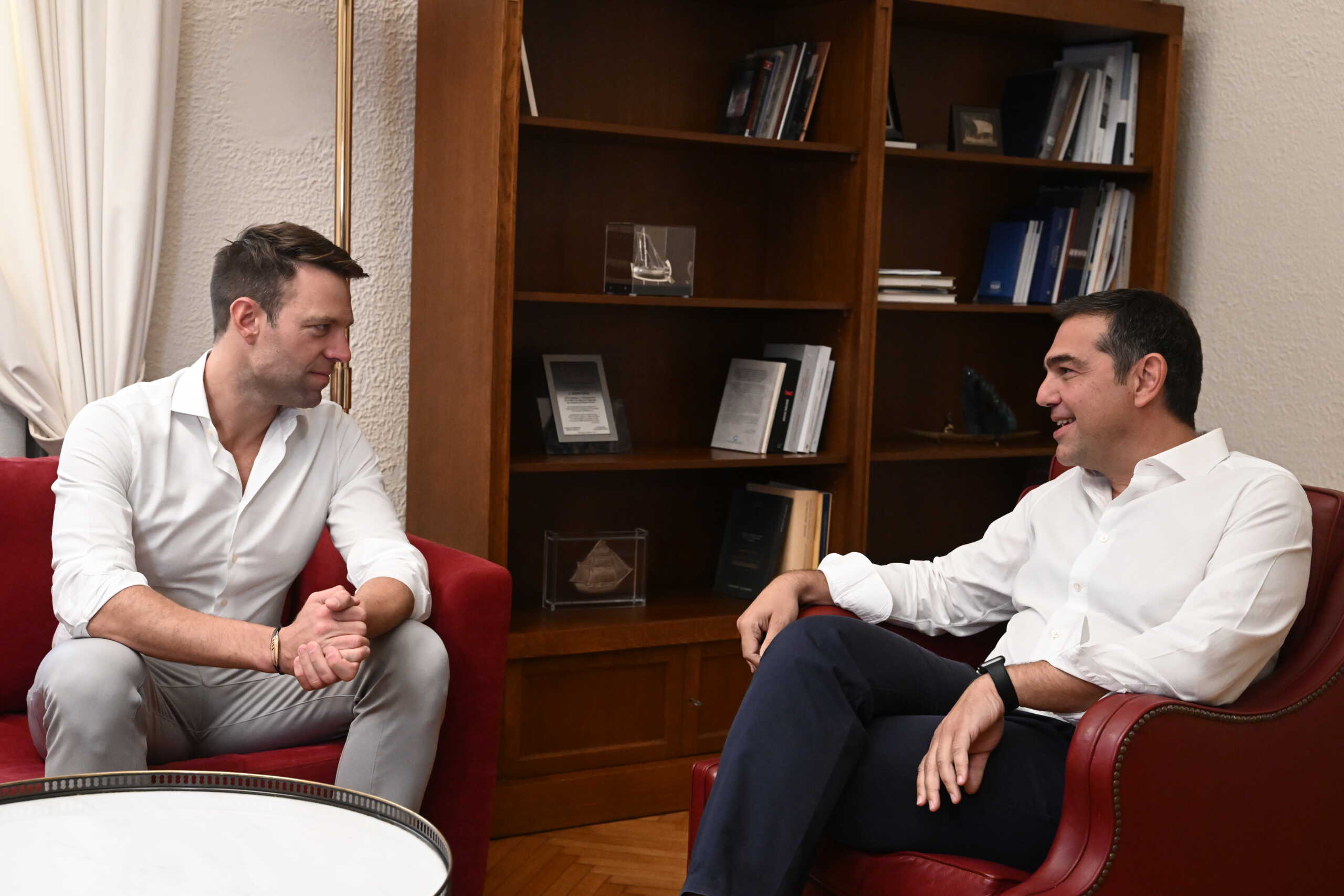 Συνάντηση του νέου προέδρου του ΣΥΡΙΖΑ - Προοδευτική Συμμαχία Στέφανου Κασσελάκη με τον πρώην πρωθυπουργό και επί 15 χρόνια πρόεδρο του κόμματος Αλέξη Τσίπρα, Δευτέρα 25 Σεπτεμβρίου 2023. 
(ΤΑΤΙΑΝΑ ΜΠΟΛΑΡΗ