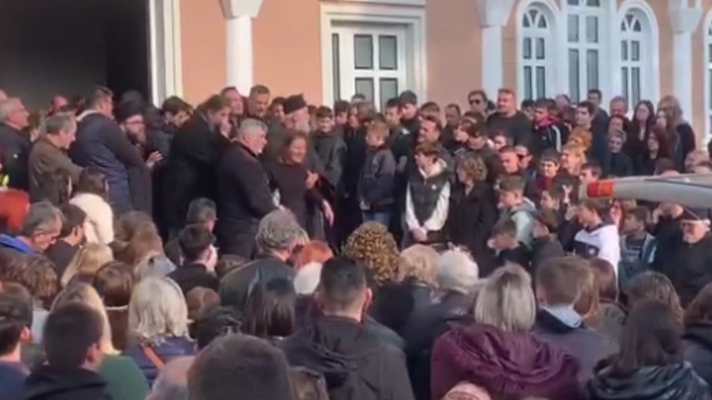 Αλεξανδρούπολη: Σπαρακτικές εικόνες στην κηδεία του 14χρονου που σκοτώθηκε για μία selfie