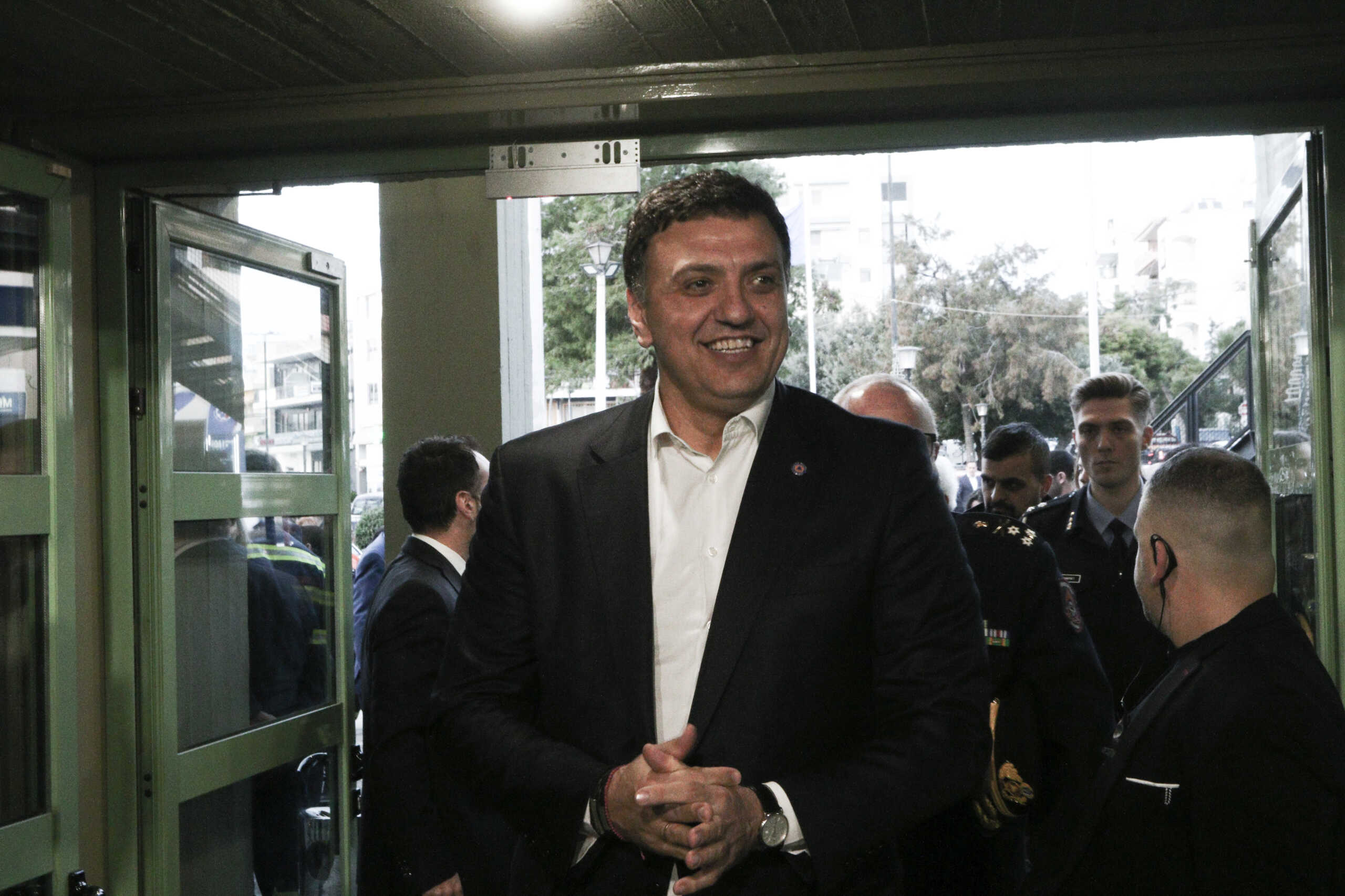 Συνεδριακό - Πολιτιστικό Κέντρο «Μίκης Θεοδωράκης»του Δημου Αργυρουπολης --FORUM ΣΠΑΥ 2024 «Τεχνητή Νοημοσύνη & Ανθεκτικές Πόλεις - Το μέλλον της Αυτοδιοίκησης» Το «Δίκτυο Ανθεκτικών Πόλεων» γεννιέται με 74 ιδρυτικά μέλη - Δήμους
Το 3o FORUM του ΣΠΑΥ είναι γεγονός και έρχεται σε μια κρίσιμη εποχή για την Αυτοδιοίκηση και απογειώνει τα όσα έθεσαν ως βάσεις τα δύο προηγούμενα FORUM του Συνδέσμου, καθιστώντας το πλέον θεσμό για τα δεδομένα της Πολιτικής Προστασίας στην Τοπική Αυτοδιοίκηση.
Με κεντρικό θέμα την Τεχνητή Νοημοσύνη και τις Ανθεκτικές Πόλεις, το 3ο FORUM του ΣΠΑΥ διαμηνύει ότι μια νέα εποχή ξεκινά για τον Υμηττό, με την αξιοποίηση της τεχνητής νοημοσύνης και των έξυπνων τεχνολογιών, με στόχο να γίνει ο Υμηττός το πρώτο «Έξυπνο Δάσος» σε πανελλαδικό επίπεδο.
Σε ένα διήμερο διαλόγου και προτάσεων, στις 11 και 12 Μαρτίου 2024, ο Υμηττός συγκεντρώνει το Πανελλαδικό ενδιαφέρον και αποτελεί αντικείμενο μελέτης, συζήτησης και πρότυπο για την Πολιτική Προστασία υπό το πρίσμα της Αυτοδιοίκησης.
8 Υπουργοί, 80 Δήμαρχοι από όλη την Ελλάδα και συνολικά 120 καταξιωμένοι και διακεκριμένοι ομιλητές (Γενικοί Γραμματείς Υπουργείων, εκπρόσωποι θεσμικών φορέων, καθηγητές πανεπιστημίων, εκπρόσωποι εθελοντικών ομάδων κ.α.) συμμετέχουν ενεργά στο κορυφαίο FORUM για το περιβάλλον - που έγινε θεσμός - από τον μεγαλύτερο περιβαλλοντικό σύνδεσμο της χώρας, το Σύνδεσμο Προστασίας και Ανάπτυξης Υμηττού.
Παρευρεθηκαν και χαιρετησαν την εκλδηλωση οι Υπουργοι  Πολιτικης Προστασιας Βασιλης Κικιλιας-Δημητρης Παπαστεργιου (ψηφιακης Διακυβερνησης) Θεοδωρος Λιβανιος(Αναπλ.Υπ.Εσωτερικων) Αλεξανδρα Σδουκου(Υφυπ.Περιβαλλοντος),Μακης Βοριδης(Υπουργος Επικρατειας) , επισης παρευρεθηκαν και χαιρετησαν ο Μανωλης Χριστοδουλακης(ΠΑΣΟΚ) και Γιωργος Καραμερος(ΣΥΡΙΖΑ) Φανης Σπανος(Περιφερειαρχης Στερεας Ελλαδος) Νικος Παπανδρεου ευρωβουλευτης . Την εκδηλωση ανοιξε με χαιρετισμο ο Δημαρχος Αργυρουπολης-Ελληνικου  και προεδρος του ΣΠΑΥ Γιαννης  Κωνσταντατος και ο Αλεξανδρος Μπρεγιαννης(Διευθυνων Συμβουλοπς της  NOVA ICT ,παρουσιαζοντας  την εξελιξη της τεχνιτης νοημοσυνης στον Υμηττο-- Επισης παρευρεθηκαν Δημαρχοι των πολεων που εχουν υπογραψει την επισημη διακυρηξη--Την εκδηλωση παρουσιασε η Δημοσιογραφος Μαγδα Τσεγκου --ΦΩΤΟ ΧΡΗΣΤΟΣ ΜΠΟΝΗΣ