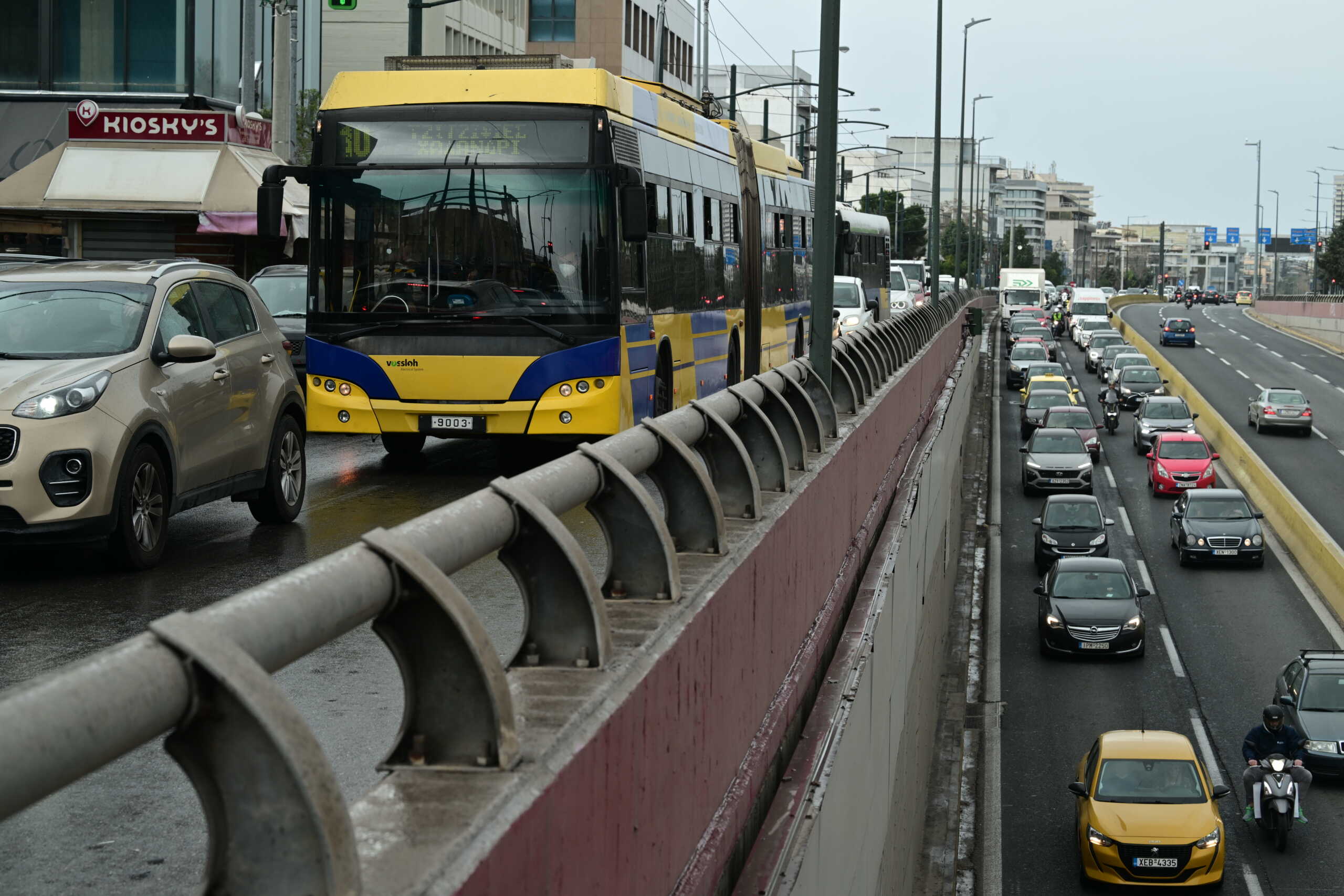 Αυξημένη κίνηση στους κεντρικούς δρόμους της Αθήνας, Παρασκευή 1 Μαρτίου 2024. 
(ΤΑΤΙΑΝΑ ΜΠΟΛΑΡΗ