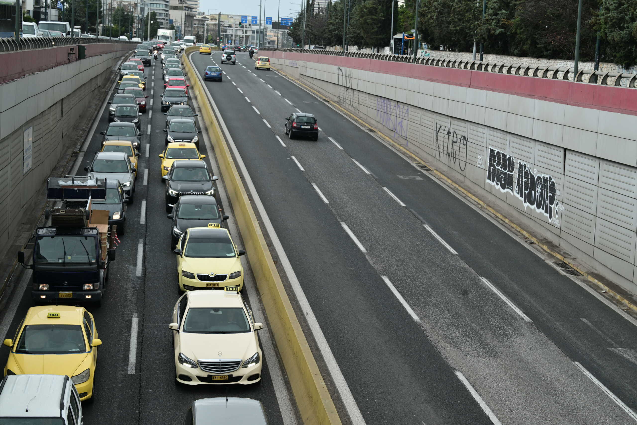 Αυξημένη κίνηση στους κεντρικούς δρόμους της Αθήνας, Παρασκευή 1 Μαρτίου 2024. 
(ΤΑΤΙΑΝΑ ΜΠΟΛΑΡΗ