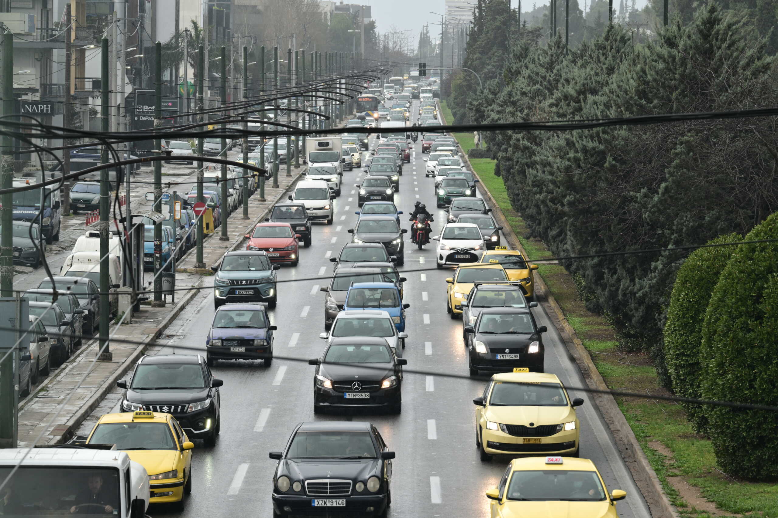 Αυξημένη κίνηση στους κεντρικούς δρόμους της Αθήνας, Παρασκευή 1 Μαρτίου 2024. 
(ΤΑΤΙΑΝΑ ΜΠΟΛΑΡΗ