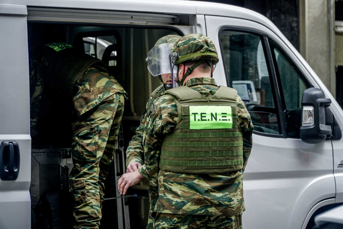 Δύο στρατιωτικές χειροβομβίδες βρέθηκαν σε οικία στην οδό Σκουφά  κατά τη διάρκεια εργασιών ανακαίνισης.  Αποκλείστηκε το σημείο.  Μετέβησαν πυροτεχνουργοί του στρατού. Σάββατο 9 Μαρτίου 2024  (ΓΙΩΡΓΟΣ ΚΟΝΤΑΡΙΝΗΣ