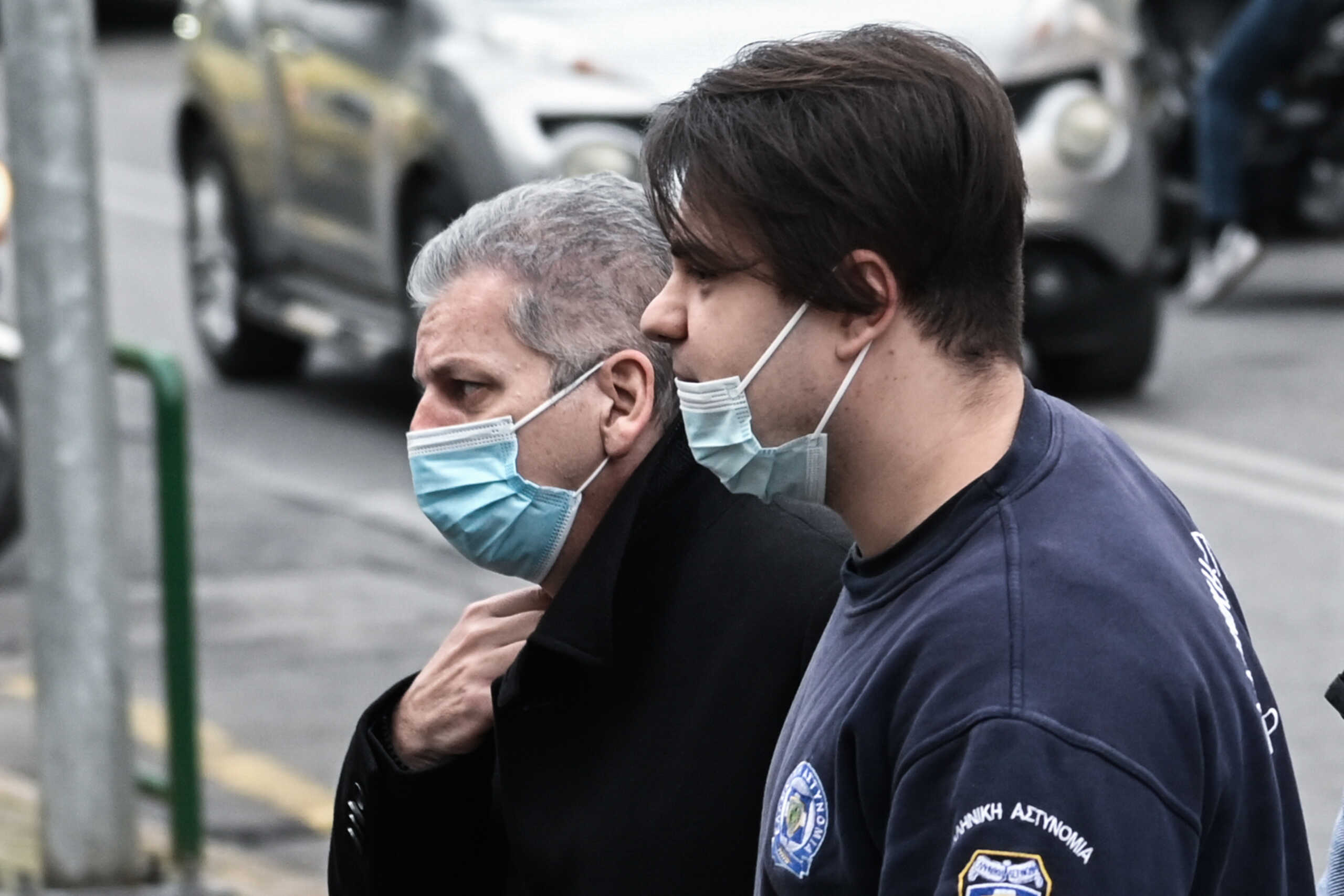 Ο κατηγορούμενος Τζώρτζης Κουτσολιούτσος, οδηγείται από αστυνομικούς στην αίθουσα του Τριμελούς Εφετείου Κακουργημάτων όπου ξεκίνησε η δίκη για την υπόθεση της εταιρείας Folli Follie, Δευτέρα 10 Ιανουαρίου 2021.
(ΜΙΧΑΛΗΣ ΚΑΡΑΓΙΑΝΝΗΣ