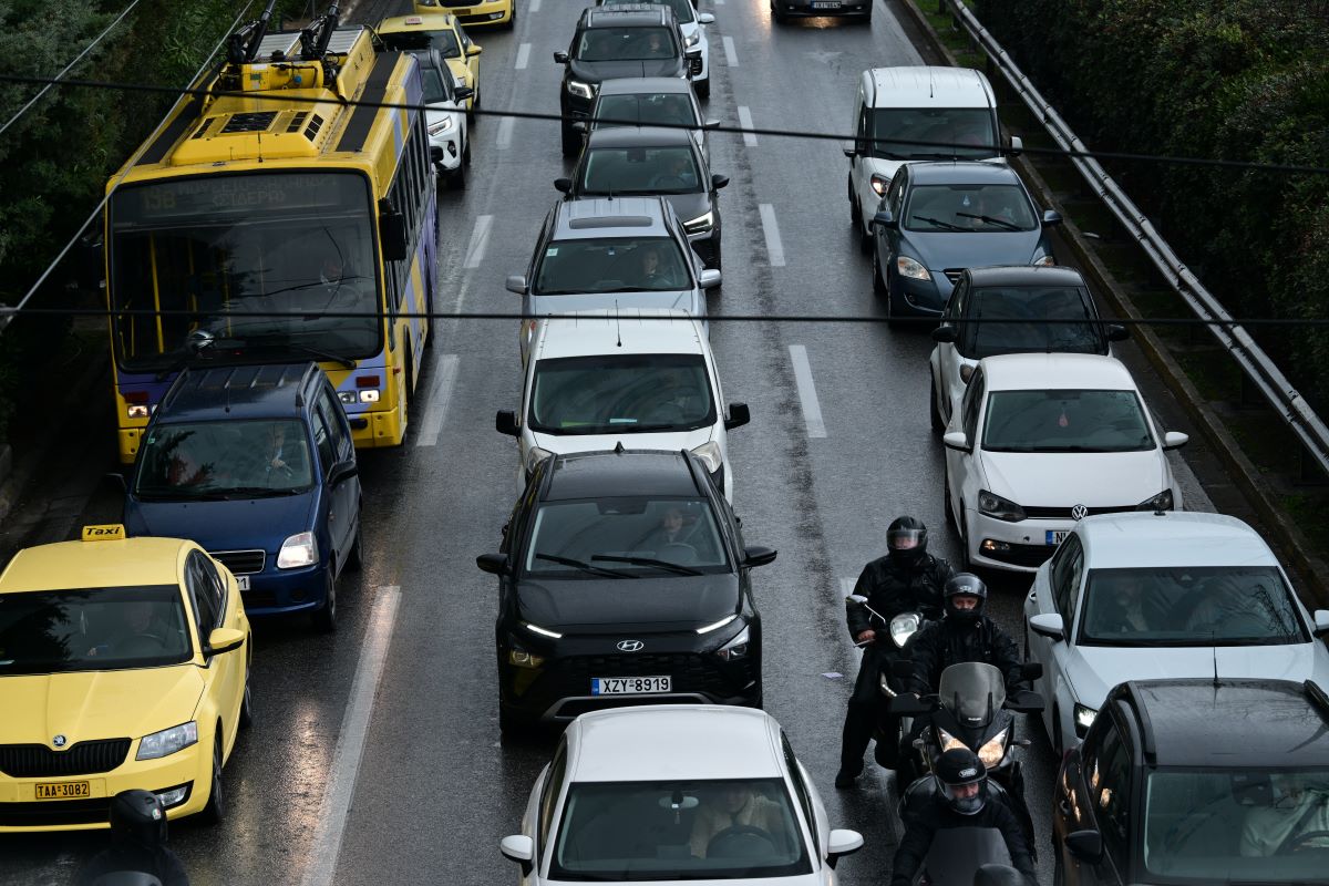 Κίνηση στους δρόμους: Μεγάλες καθυστερήσεις σε Κηφισό και Αττική Οδό – Αργές ταχύτητες και στην παραλιακή