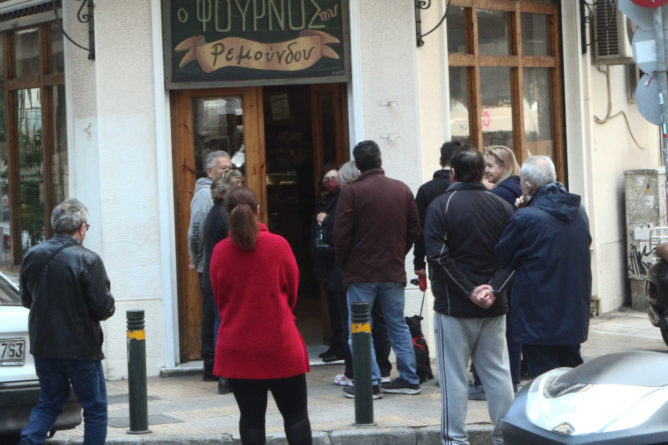 Ξεπερνα τα εκατο μετρα η ουρα σε φουρνο στην Κυψελη για  την προμηθεια μιας λαγανας===ΧΡΗΣΤΟΣ ΜΠΟΝΗΣ