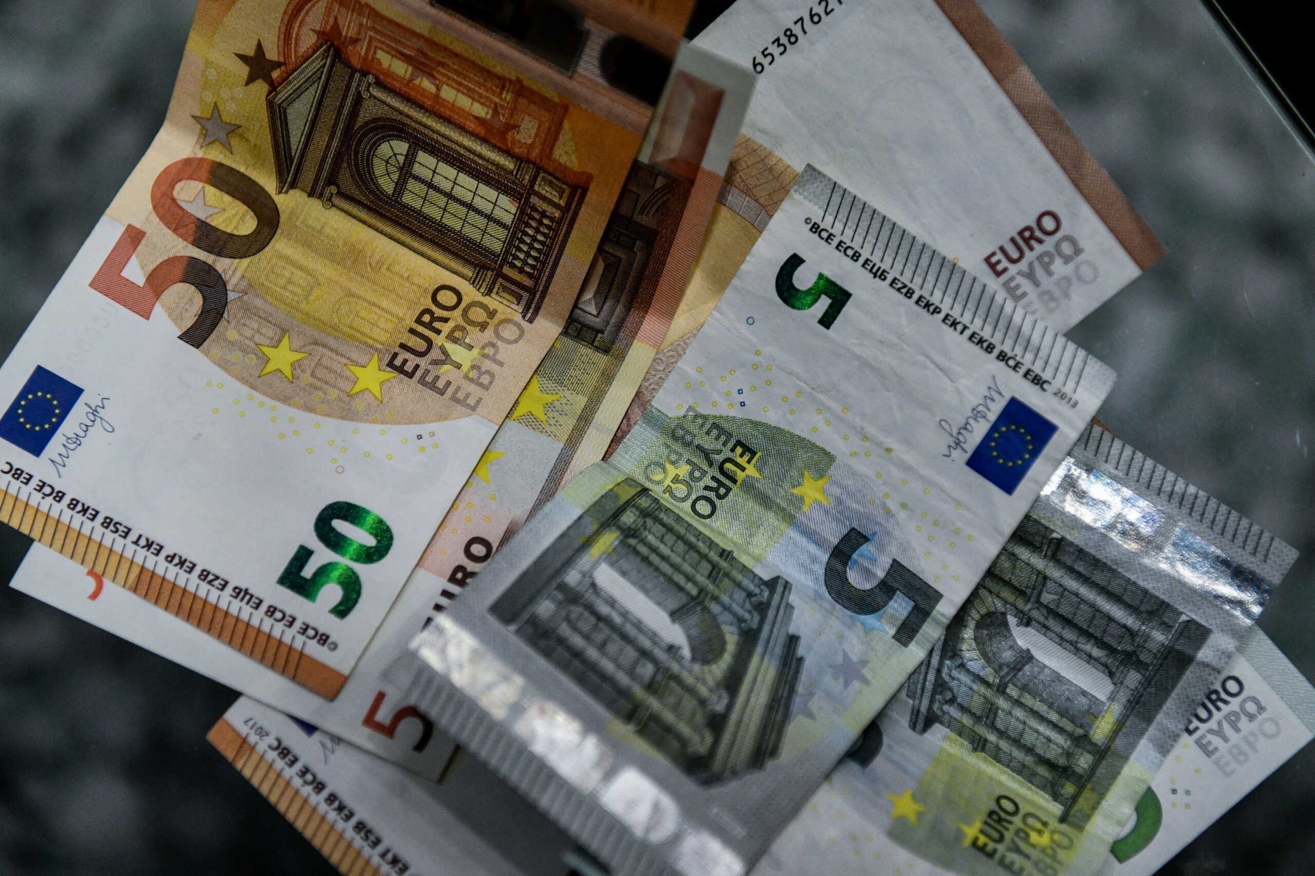 Κατώτατος μισθός: Τι σημαίνει η αύξηση του  στα 830 ευρώ για δώρο Πάσχα, τριετίες και επιδόματα