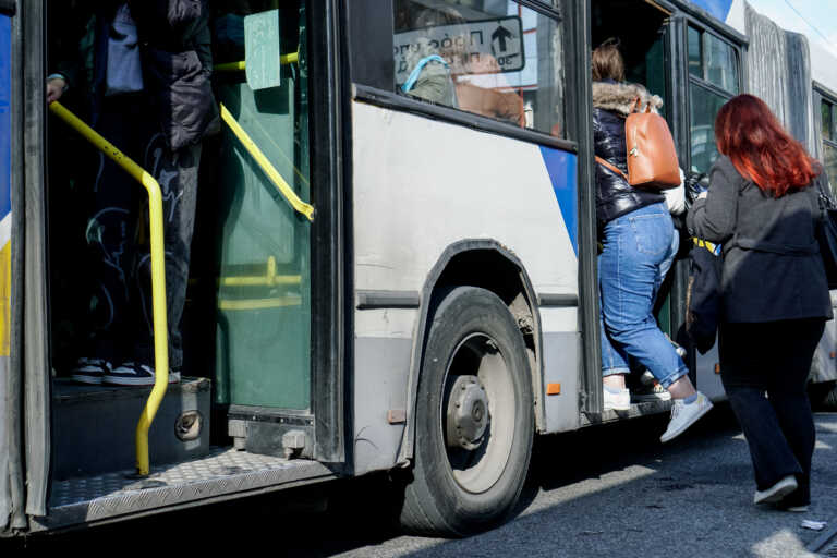 Οδηγός κατηγορείται ότι προσπάθησε να βιάσει 53χρονη μέσα σε λεωφορείο στα Άνω Λιόσια