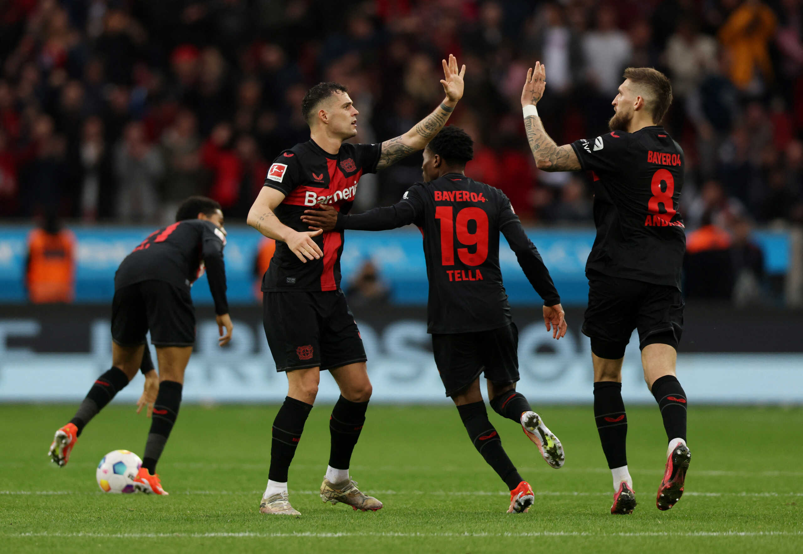 Soccer Football - Bundesliga - Bayer Leverkusen v TSG 1899 Hoffenheim - BayArena, Leverkusen, Germany - March 30, 2024 Bayer Leverkusen's Robert Andrich celebrates scoring their first goal with Granit Xhaka and Nathan Tella REUTERS