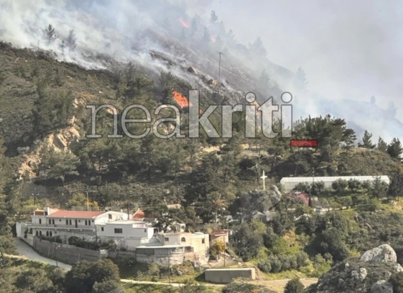 Λασίθι: Φωτιά στις Μάλλες, καίει κοντά σε Μονή