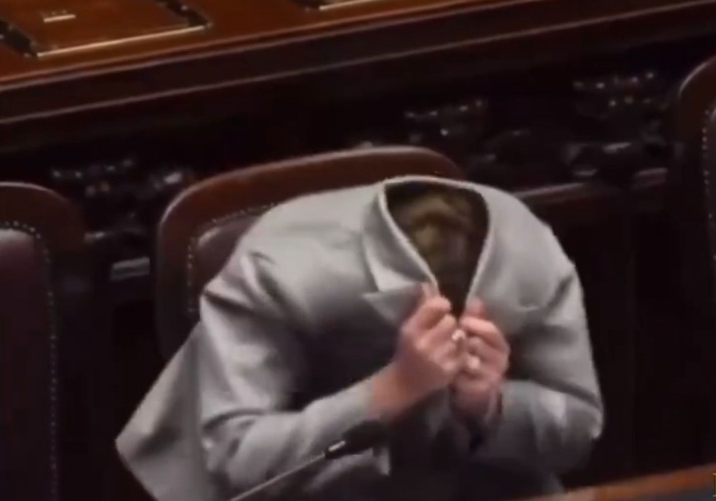 Ιταλία: Viral το βίντεο με την Μελόνι να βάζει το κεφάλι μέσα στο σακάκι της