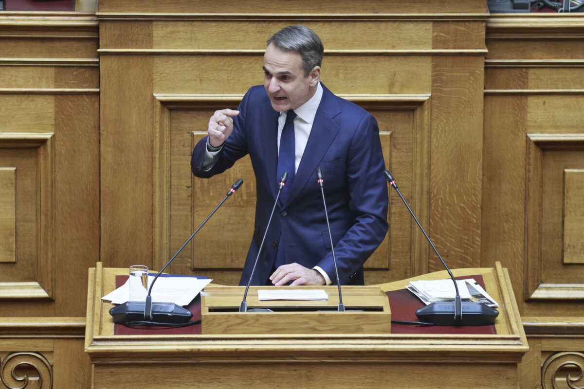 Τρίτη ημέρα της συζήτησης στην Ολομέλεια της Βουλής της πρότασης δυσπιστίας στην κυβέρνηση που κατέθεσε ο πρόεδρος του ΠΑΣΟΚ-Κινήματος Αλλαγής Νίκος Ανδρουλάκης, με αφορμή το δημοσίευμα του "Βήματος της Κυριακής" για αλλοίωση των διαλόγων του σταθμάρχη της Λάρισας με τους μηχανοδηγούς το βράδυ της 28ης Φεβρουαρίου 2023, όταν και συνέβη η πολύνεκρη σύγκρουση αμαξοστοιχιών στα Τέμπη, Πέμπτη 28 Μαρτίου 2024. Την πρόταση δυσπιστίας του ΠΑΣΟΚ-Κινήματος Αλλαγής στηρίζουν ΣΥΡΙΖΑ-Προοδευτική Συμμαχία, ΚΚΕ, Νέα Αριστερά, Ελληνική Λύση και Πλεύση Ελευθερίας. 
(ΓΙΩΡΓΟΣ ΚΟΝΤΑΡΙΝΗΣ
