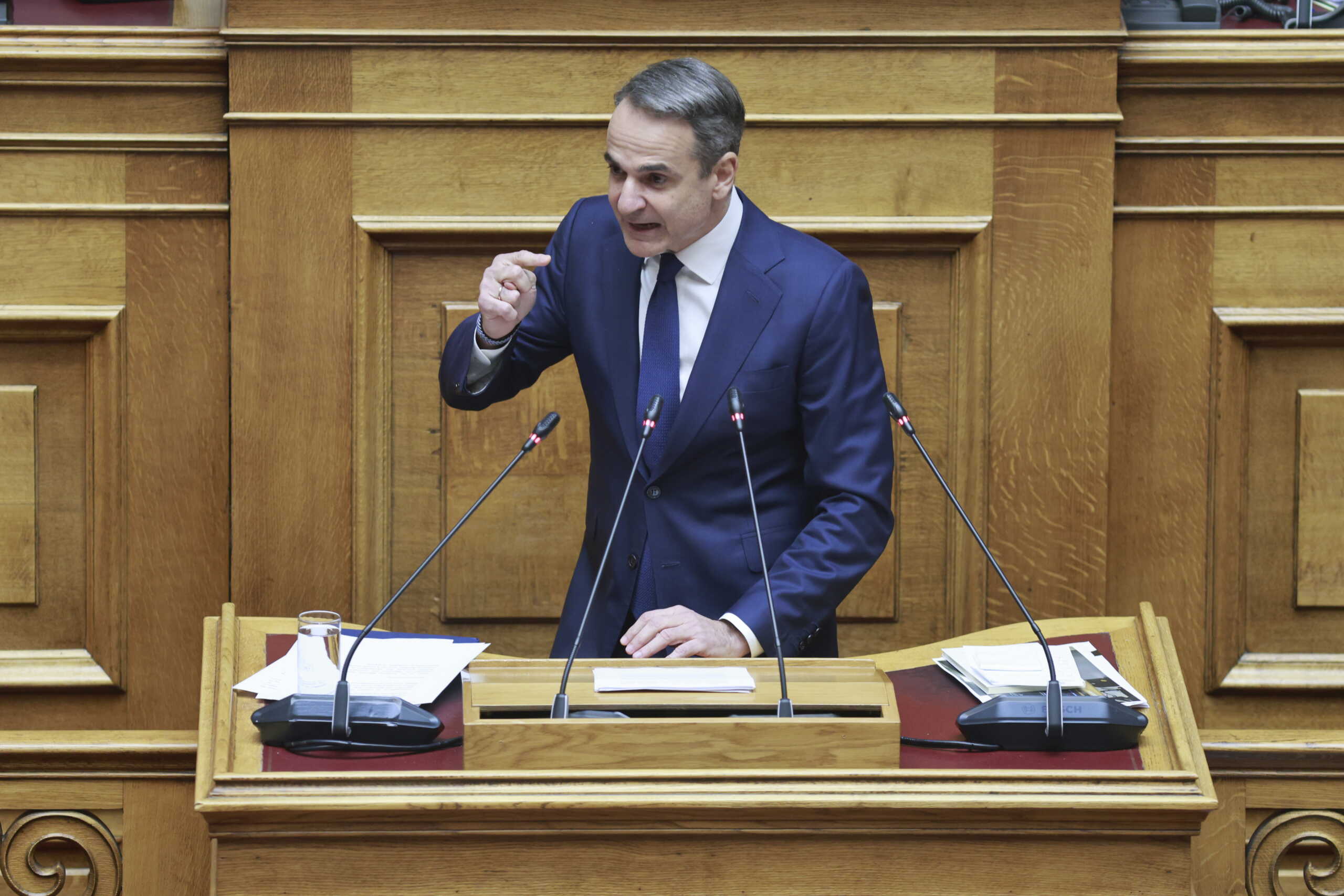 Τρίτη ημέρα της συζήτησης στην Ολομέλεια της Βουλής της πρότασης δυσπιστίας στην κυβέρνηση που κατέθεσε ο πρόεδρος του ΠΑΣΟΚ-Κινήματος Αλλαγής Νίκος Ανδρουλάκης, με αφορμή το δημοσίευμα του "Βήματος της Κυριακής" για αλλοίωση των διαλόγων του σταθμάρχη της Λάρισας με τους μηχανοδηγούς το βράδυ της 28ης Φεβρουαρίου 2023, όταν και συνέβη η πολύνεκρη σύγκρουση αμαξοστοιχιών στα Τέμπη, Πέμπτη 28 Μαρτίου 2024. Την πρόταση δυσπιστίας του ΠΑΣΟΚ-Κινήματος Αλλαγής στηρίζουν ΣΥΡΙΖΑ-Προοδευτική Συμμαχία, ΚΚΕ, Νέα Αριστερά, Ελληνική Λύση και Πλεύση Ελευθερίας. 
(ΓΙΩΡΓΟΣ ΚΟΝΤΑΡΙΝΗΣ