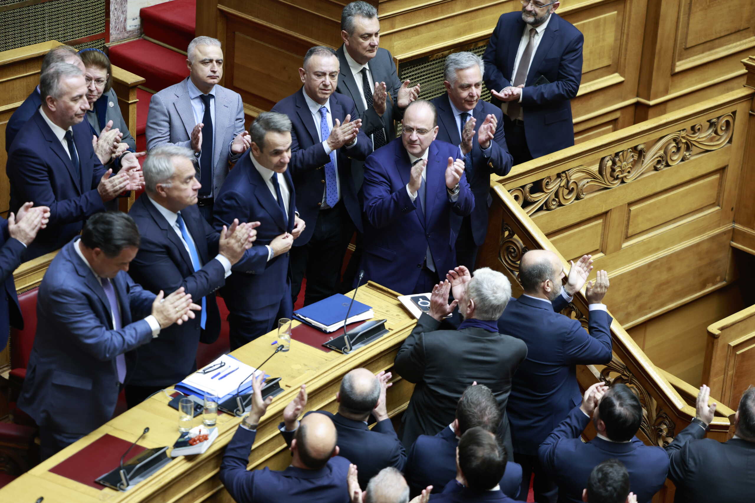 Τρίτη ημέρα της συζήτησης στην Ολομέλεια της Βουλής της πρότασης δυσπιστίας στην κυβέρνηση που κατέθεσε ο πρόεδρος του ΠΑΣΟΚ-Κινήματος Αλλαγής Νίκος Ανδρουλάκης, με αφορμή το δημοσίευμα του "Βήματος της Κυριακής" για αλλοίωση των διαλόγων του σταθμάρχη της Λάρισας με τους μηχανοδηγούς το βράδυ της 28ης Φεβρουαρίου 2023, όταν και συνέβη η πολύνεκρη σύγκρουση αμαξοστοιχιών στα Τέμπη, Πέμπτη 28 Μαρτίου 2024. Την πρόταση δυσπιστίας του ΠΑΣΟΚ-Κινήματος Αλλαγής στηρίζουν ΣΥΡΙΖΑ-Προοδευτική Συμμαχία, ΚΚΕ, Νέα Αριστερά, Ελληνική Λύση και Πλεύση Ελευθερίας. 
(ΓΙΩΡΓΟΣ ΚΟΝΤΑΡΙΝΗΣ