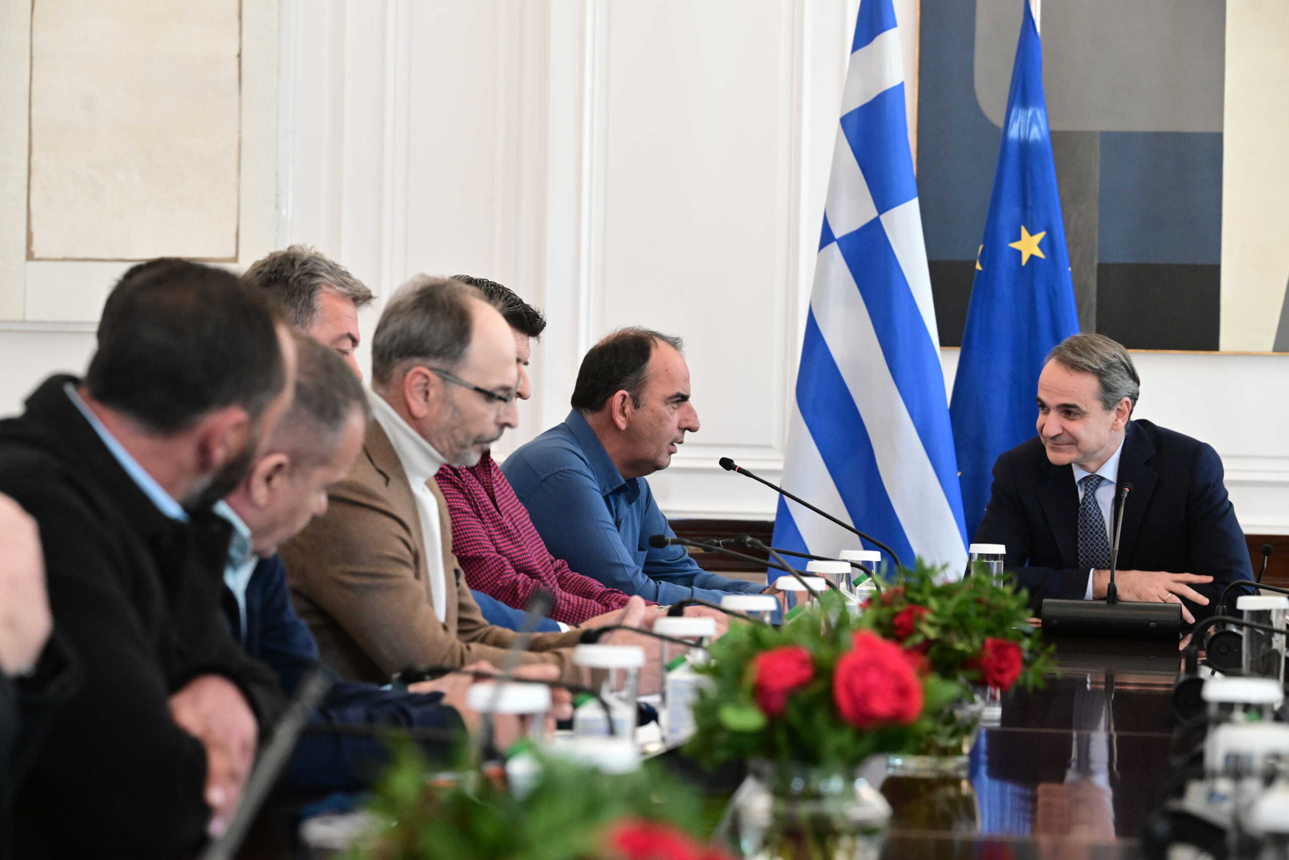 Συνάντηση του Πρωθυπουργού Κυριάκου Μητσοτάκη με δεκαπέντε (15) εκπροσώπους των αγροτικών μπλόκων στο Μέγαρο Μαξίμου, Τρίτη 13 Φεβρουαρίου 2024. Σύμφωνα με τις αποφάσεις του Ενιαίου Συντονιστικού των μπλόκων, στην συνάντηση συμμετείχαν οι, Σωκράτης Αλειφτήρας (Λάρισα), Διαμαντής Διαμαντόπουλος (Σέρρες), Κωνσταντίνος Καναβίδης (Έβρος), Σάββας Κεφαλάς (Λιβαδειά), Νίκος Κούτρας, Χρήστος Λυγδής (Φθιώτιδα), Ρίζος Μαρούδας (Λάρισα), Γιάννης Παναγής (Σέρρες), Χρήστος Πάντζιος (Αλμυρός), Ευάγγελος Παπαγιαννούλης (Κιλελέρ), Γιάννης Σδράλης (Τρίκαλα), Γιώργος Σιδηρόπουλος (Πέλλα), Κώστας Τζέλλας (Καρδίτσα), Χρήστος Τσιπέλης (Ορμύλια Χαλκιδικής) και Κώστας Χατζηπαραδείσης (Λαγκαδάς).  
(ΤΑΤΙΑΝΑ ΜΠΟΛΑΡΗ
