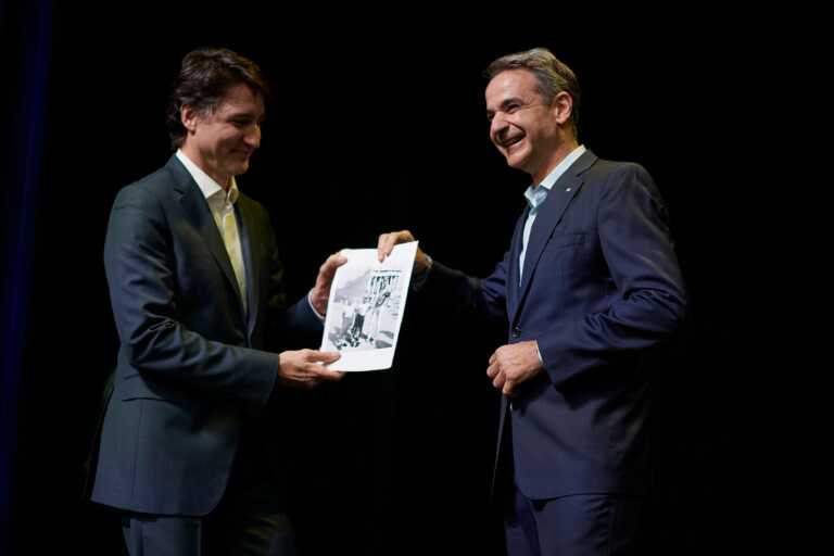 Το δώρο του Μητσοτάκη στον Τριντό - Η φωτογραφία του Καναδού πρωθυπουργού από την επίσκεψη του στην Ακρόπολη όταν ήταν παιδί