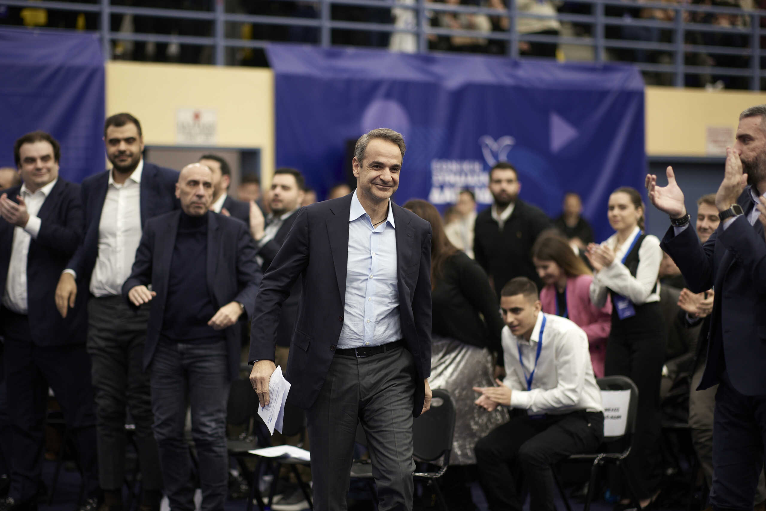 Ο Πρωθυπουργός και Πρόεδρος της Νέας Δημοκρατίας Κυριάκος Μητσοτάκης στην εναρκτήρια συνεδρίαση της Εθνικής Συνδιάσκεψης της ΔΑΠ-ΝΔΦΚ, στο κλειστό γυμναστήριο "Μιχάλης Μουρούτσος" στη Δάφνη.  Παρασκευή 1 Μαρτίου 2024. (ΔΗΜΗΤΡΗΣ ΠΑΠΑΜΗΤΣΟΣ