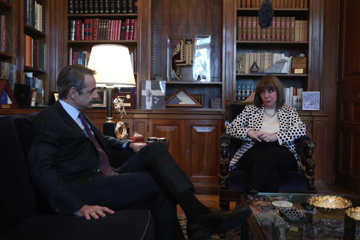 Συνάντηση της Προέδρου της Δημοκρατίας Κατερίνας Σακελλαροπούλου με τον Πρωθυπουργό Κυριάκο Μητσοτάκη, Τρίτη 19 Μαρτίου 2024. 
(ΣΩΤΗΡΗΣ ΔΗΜΗΤΡΟΠΟΥΛΟΣ