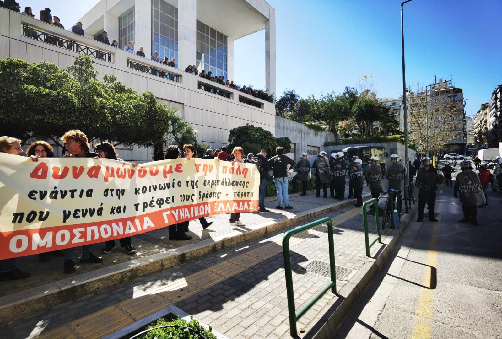 Κολωνός: Ένταση έξω από τα δικαστήρια εν αναμονή της απόφασης για την υπόθεση της 12χρονης – Πέταξαν πέτρες στους κατηγορούμενους