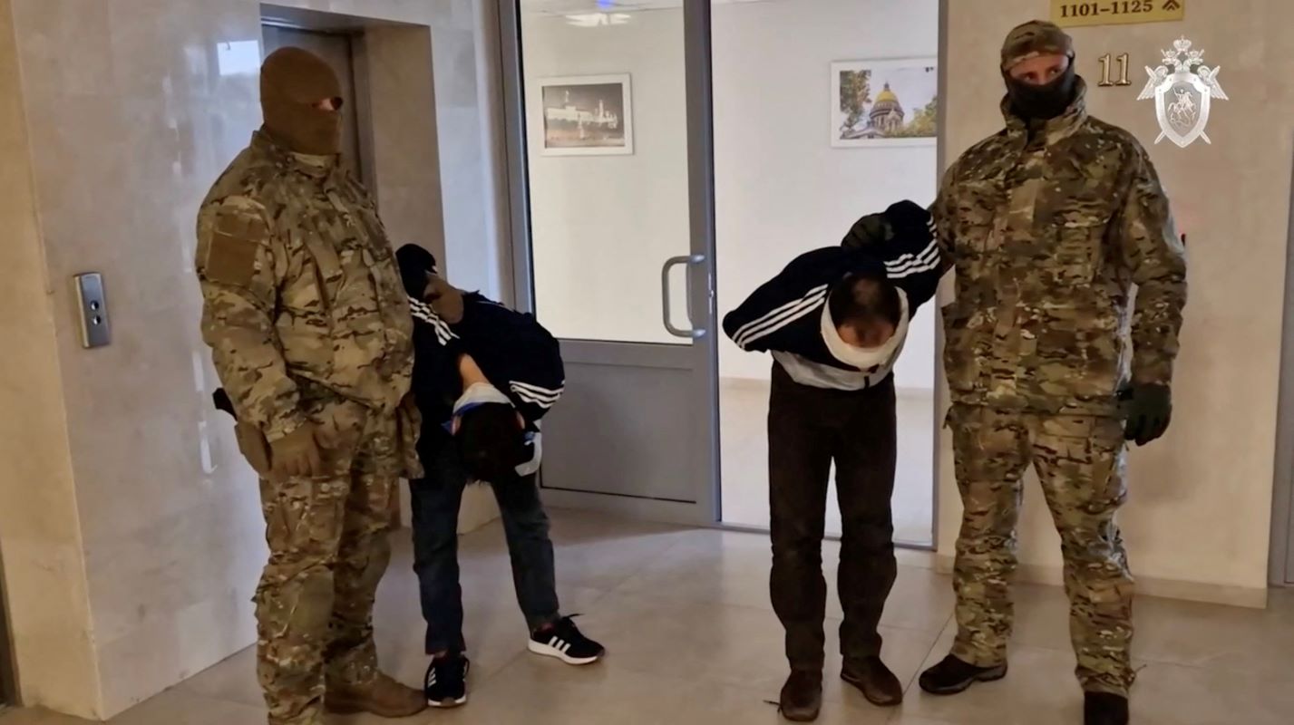 Μακελειό στη Μόσχα: Βίντεο των ρωσικών αρχών με τους υπόπτους να οδηγούνται με δεμένα τα μάτια σε ανάκριση