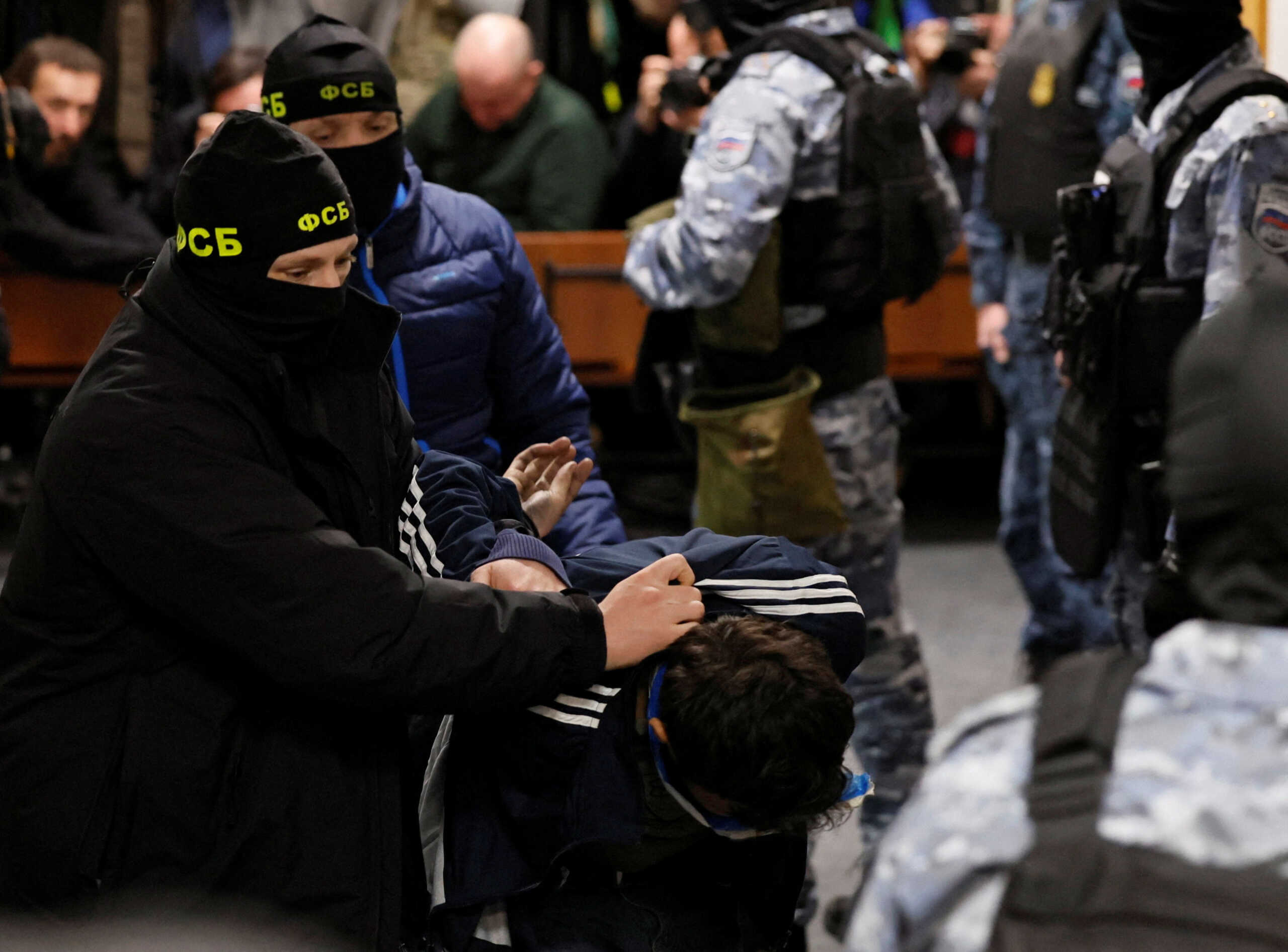 Μακελειό στη Μόσχα: Οι αρχές ανακρίνουν τις οικογένειες των τεσσάρων υπόπτων για την πολύνεκρη τρομοκρατική επίθεση