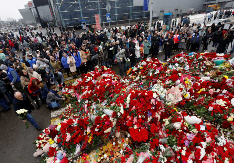 Η Ρωσία θρηνεί τους νεκρούς της τρομοκρατικής επίθεσης: Ημέρα εθνικού πένθους σήμερα - Τα αναπάντητα ερωτήματα