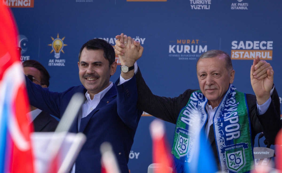 Turkish President Tayyip Erdogan and mayoral candidate of his ruling AK Party (AKP) Murat Kurum greet their supporters during a rally in Istanbul, Turkey, March 30, 2024. REUTERS