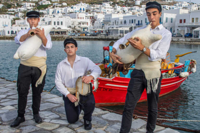 Μαθητές με τσαμπούνα και τουμπάκι μεταφέρουν στη Θεσσαλονίκη την παραδοσιακή μουσική της Μυκόνου