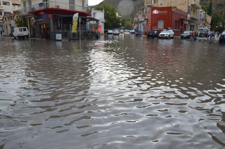 Δρόμοι - ποτάμια στο Ναύπλιο από σφοδρή καταιγίδα - Πλημμύρισαν και καταστήματα στο κέντρο της πόλης